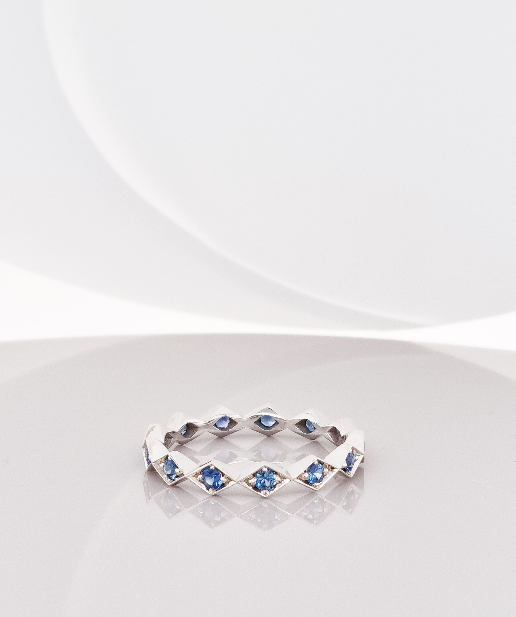 Rautensammelring aus 18 karat Weißgold, Safir 0,45 carat, 1.890 Euro