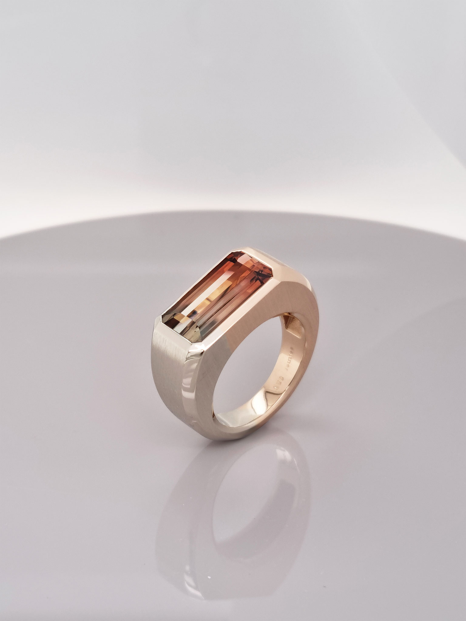Ring aus 14 karat Rot&Weißgold, zweifarbigher Turmalin 6.95 carat, 7.800 Euro