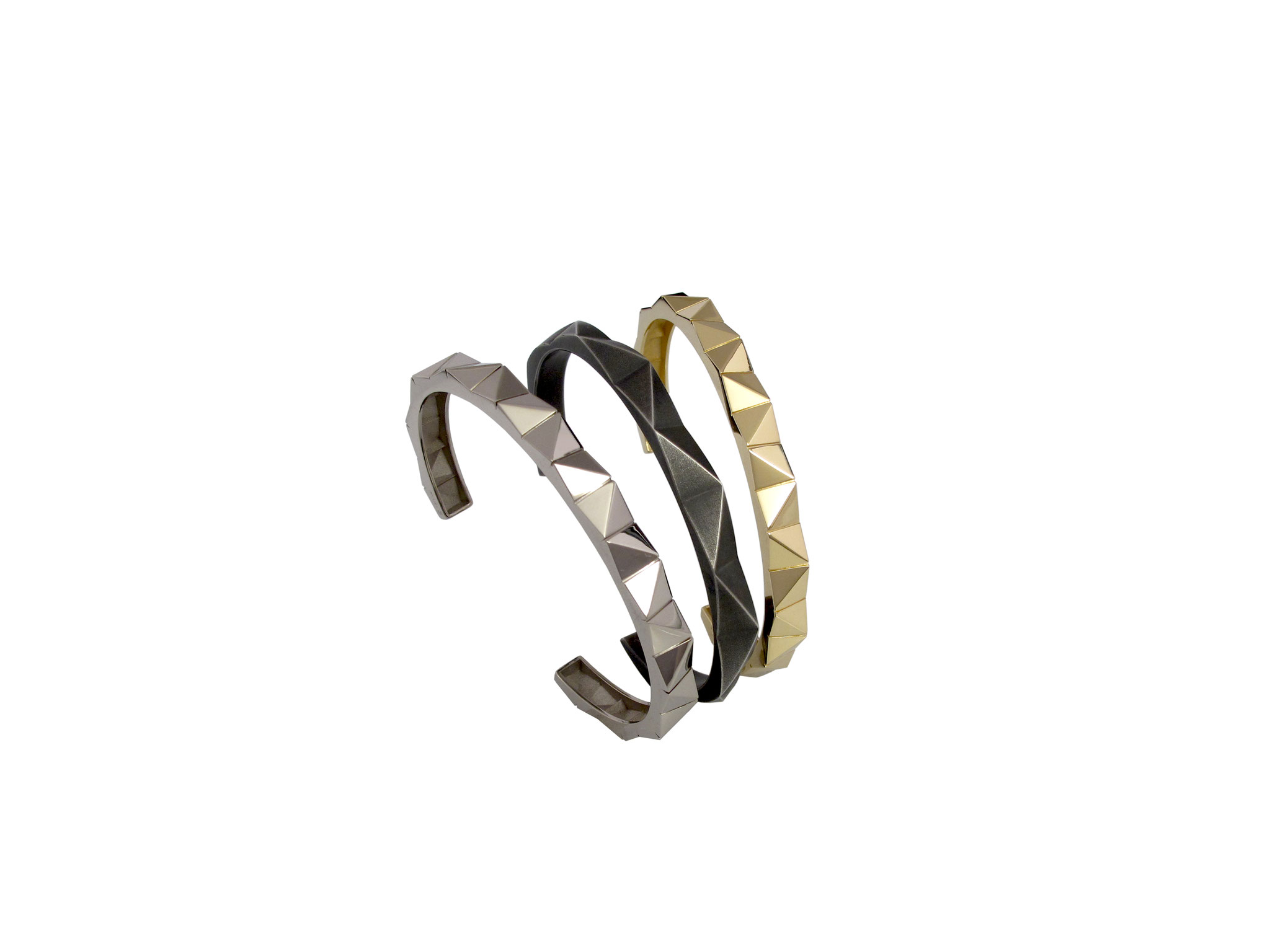 Armreifen aus 18 karat Weißgold,  Armreif aus geschwärztem Sterlingsilber 490 Euro, Armreif aus 18 karat Gelbgold
