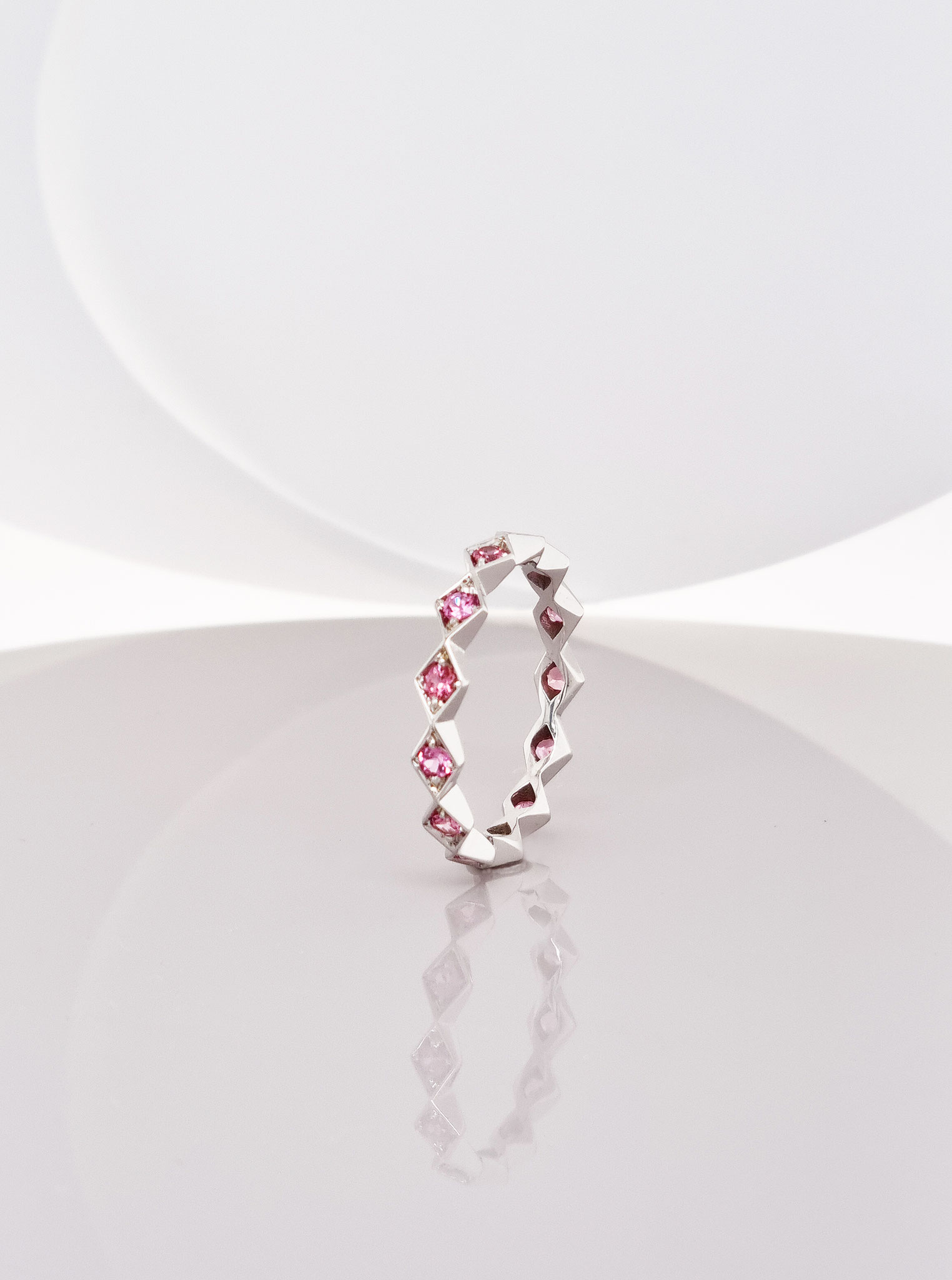 Rautensammelring aus 18 karat Weißgold, rosa Spinelle 0,49 carat, 1.970 Euro