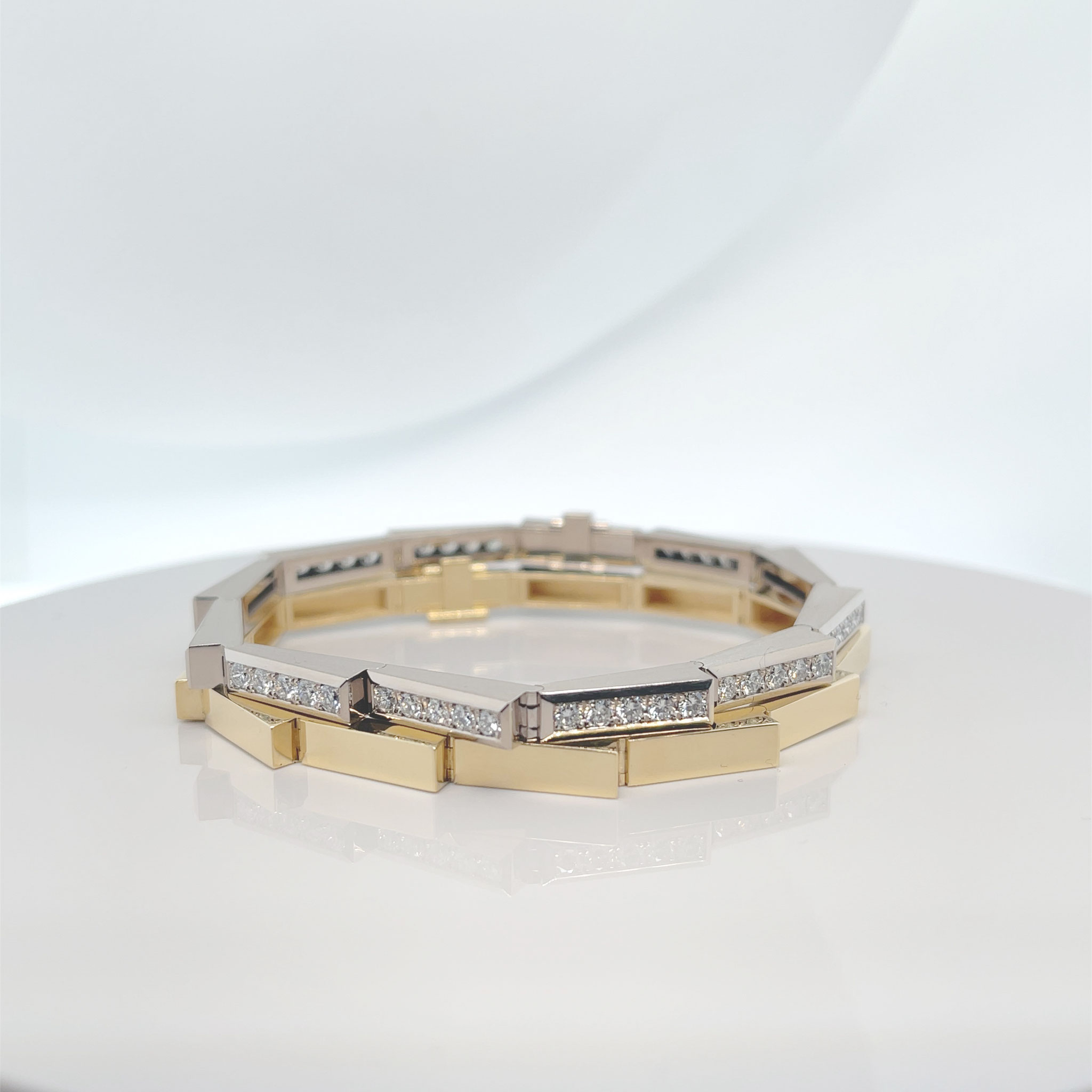 Armband aus 18 karat Weißgold, 3,17 carat Diamanten TW/vvs, 12.500 Euro, Armband aus 18 karat Gelbgold 4.900 Euro