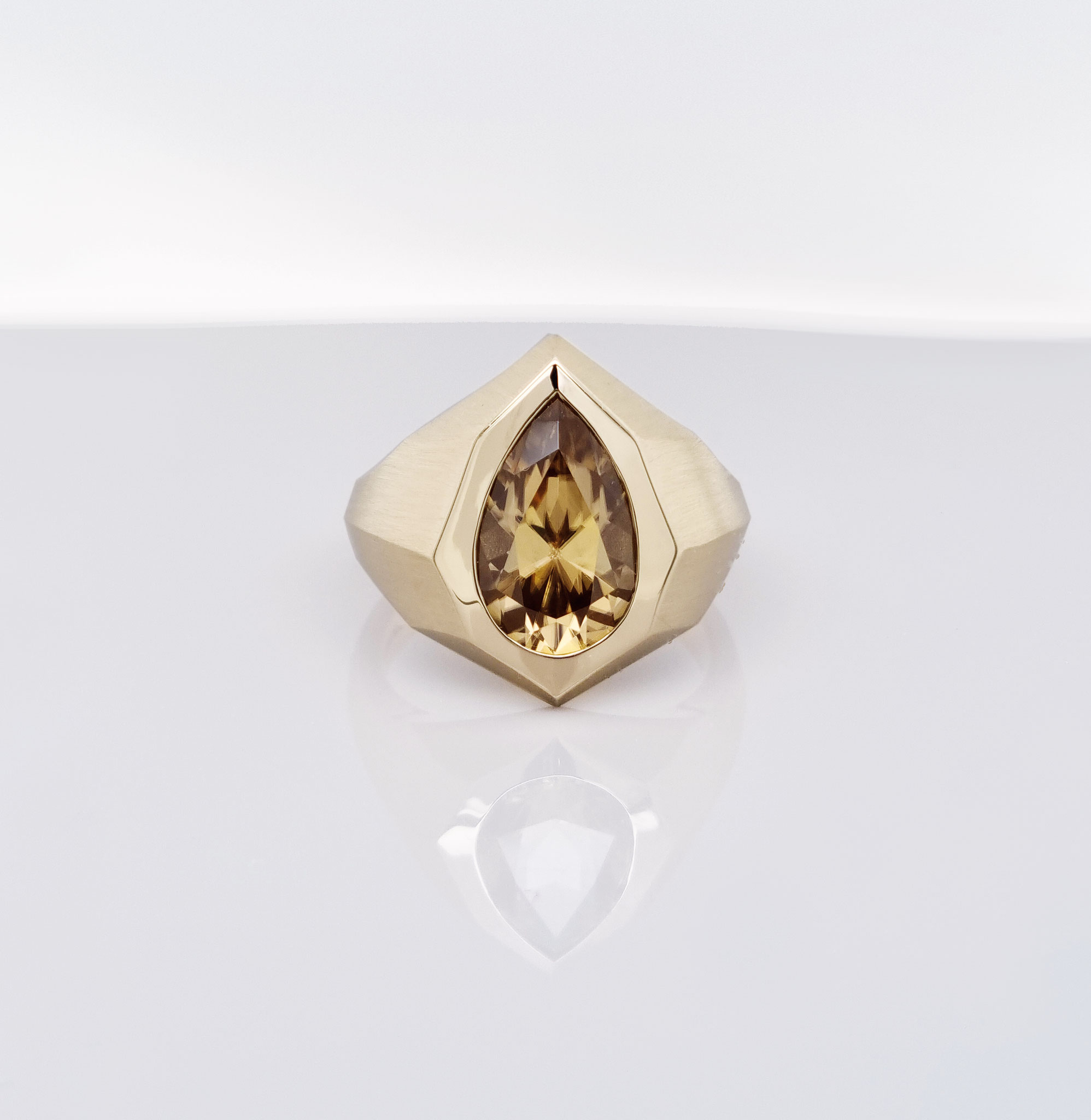 Ring aus 14 karat Gelbgold, Zirkon 4,97 carat, 3.300 Euro