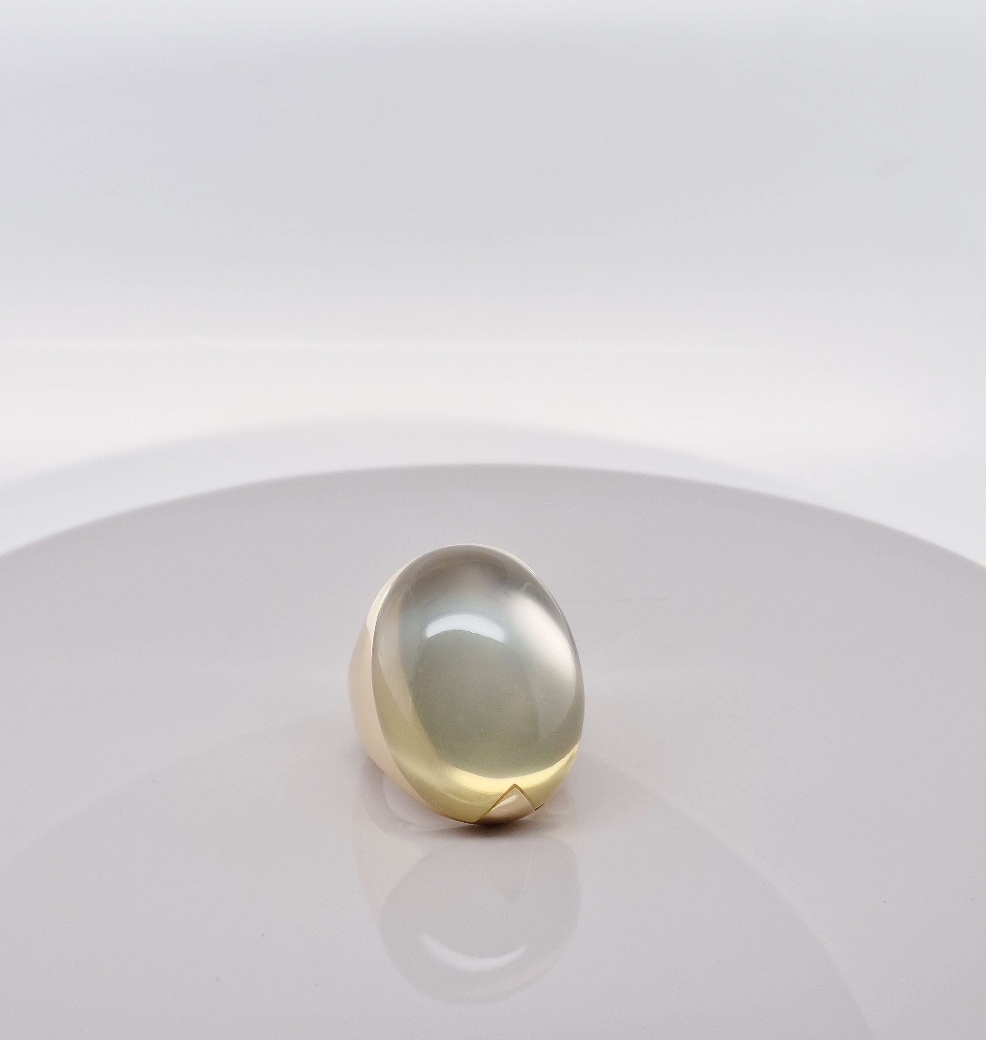 Ring aus 18 karat Gelbgold, grünlicher Mondstein 42,58 carat, 6.430 Euro