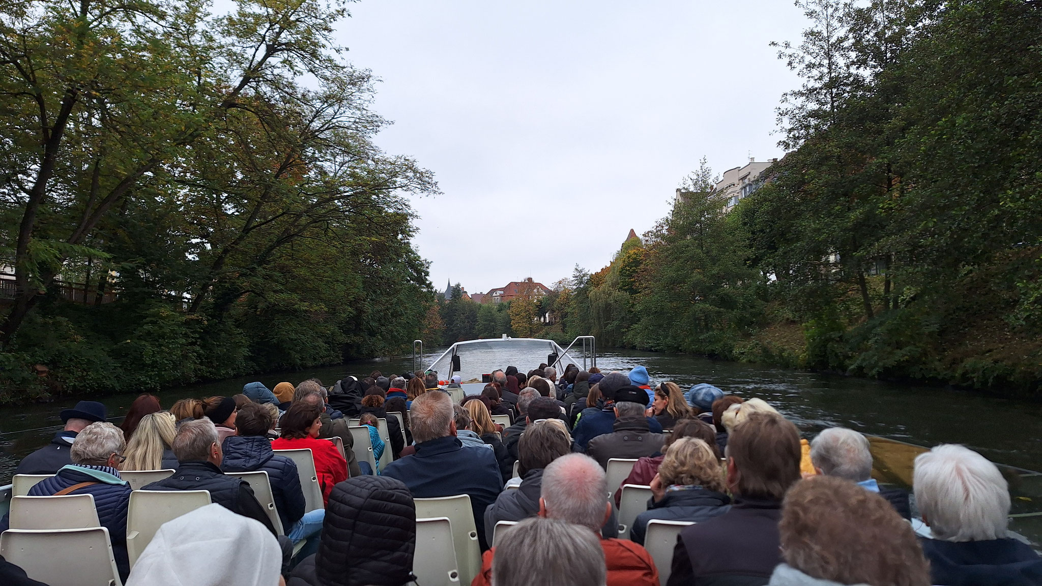 Fahrt mit Panorama-Boot