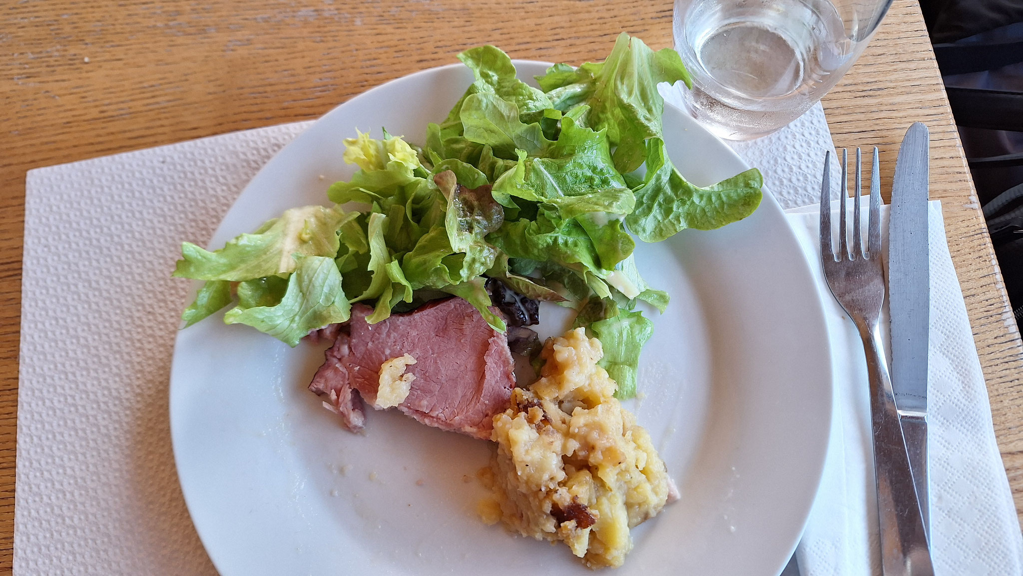 Melker Essen = Kassler, Bratkartoffeln und Salat