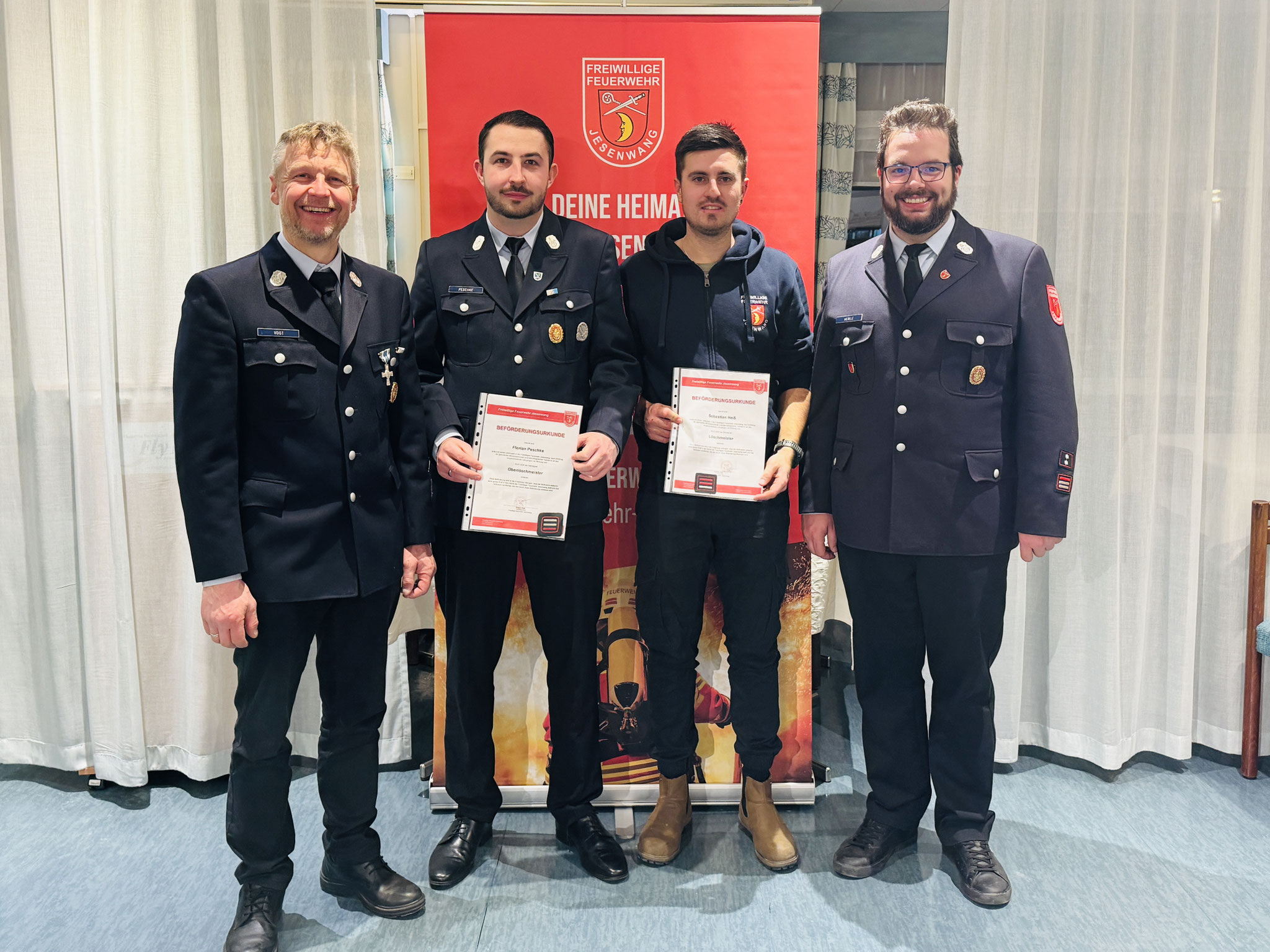 Beförderte Führungsdienstgrade v.l.n.r.: Kommandant Jürgen Vogt, zum Oberlöschmeister befördert Florian Peschke, zum Löschmeister befördert Sebastian Heiß und 1. Vorsitzender Anton Herele