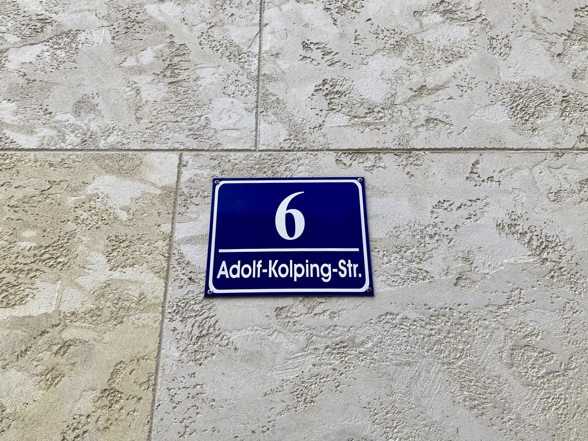 Das neue Büro liegt im Herzen der Ingolstädter Altstadt: in der Adolf-Kolping-Straße mit der Nummer 6 ...