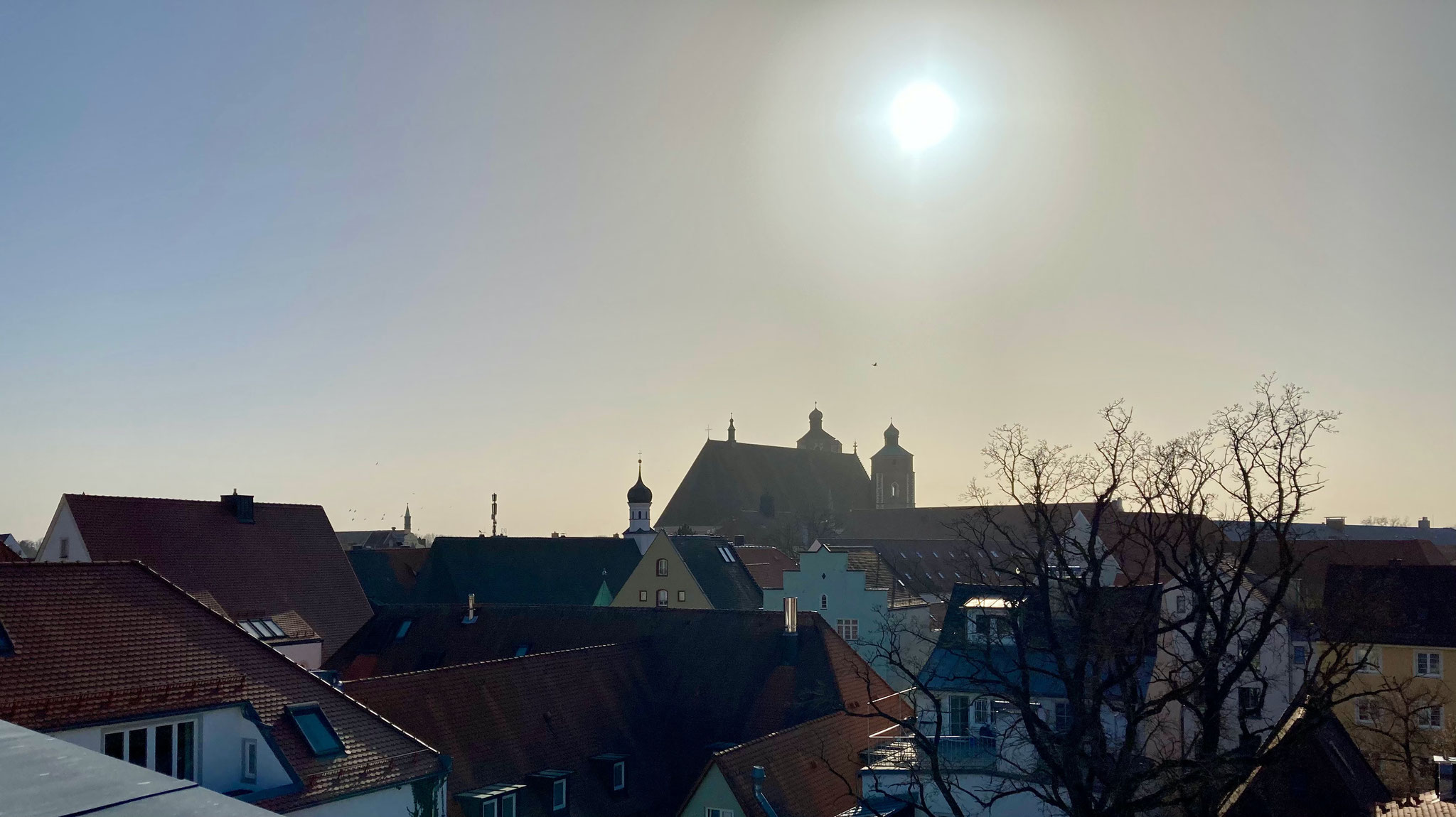 Und das ist der Ausblick von der Dachterrasse! Im Hintergrund zu erkennen: das imposante Liebfrauenmünster. Da lacht das Herz!
