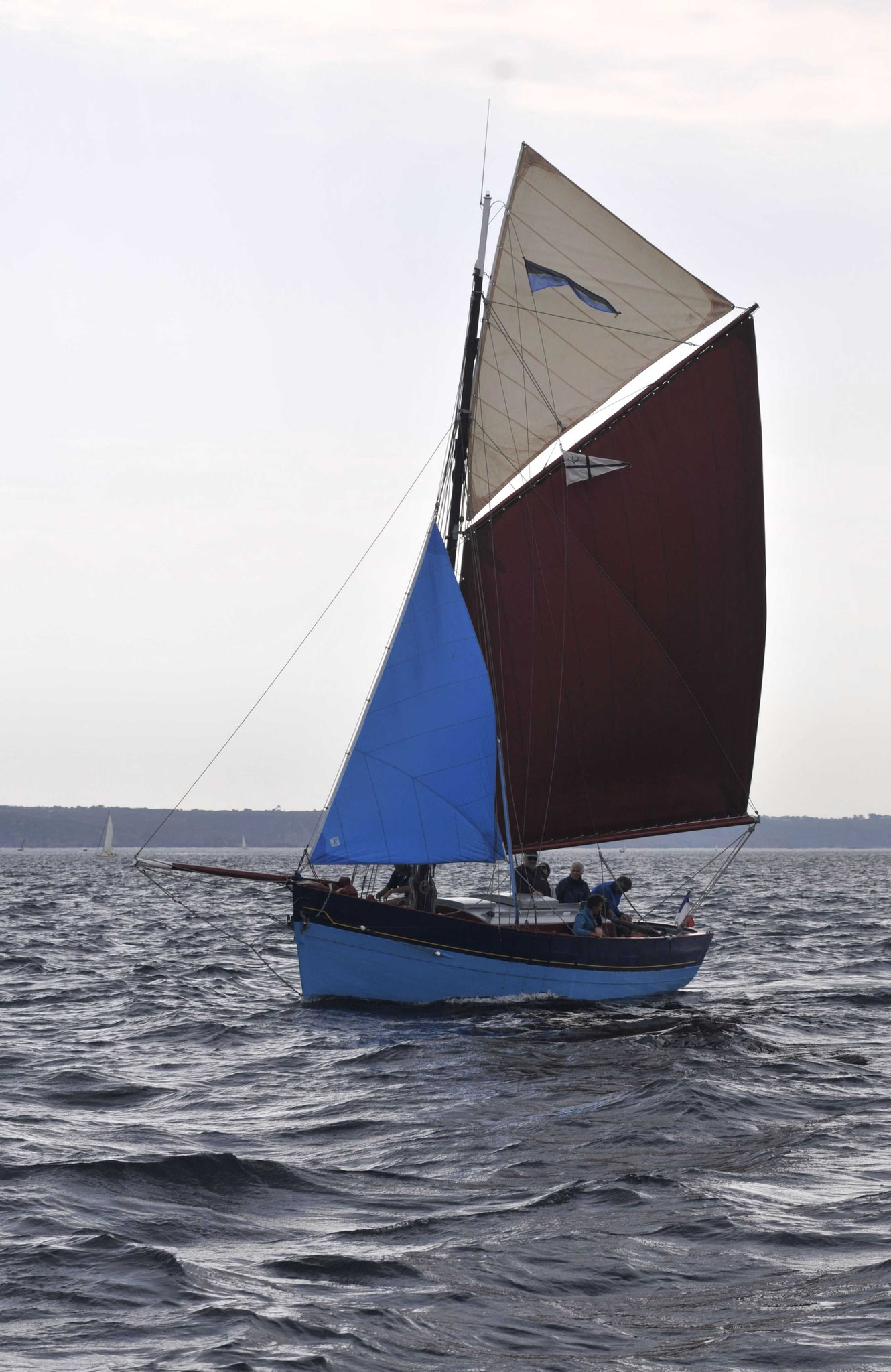 le grand bleu sous trinquette grand-voile et flèche, configuration de voiles rare