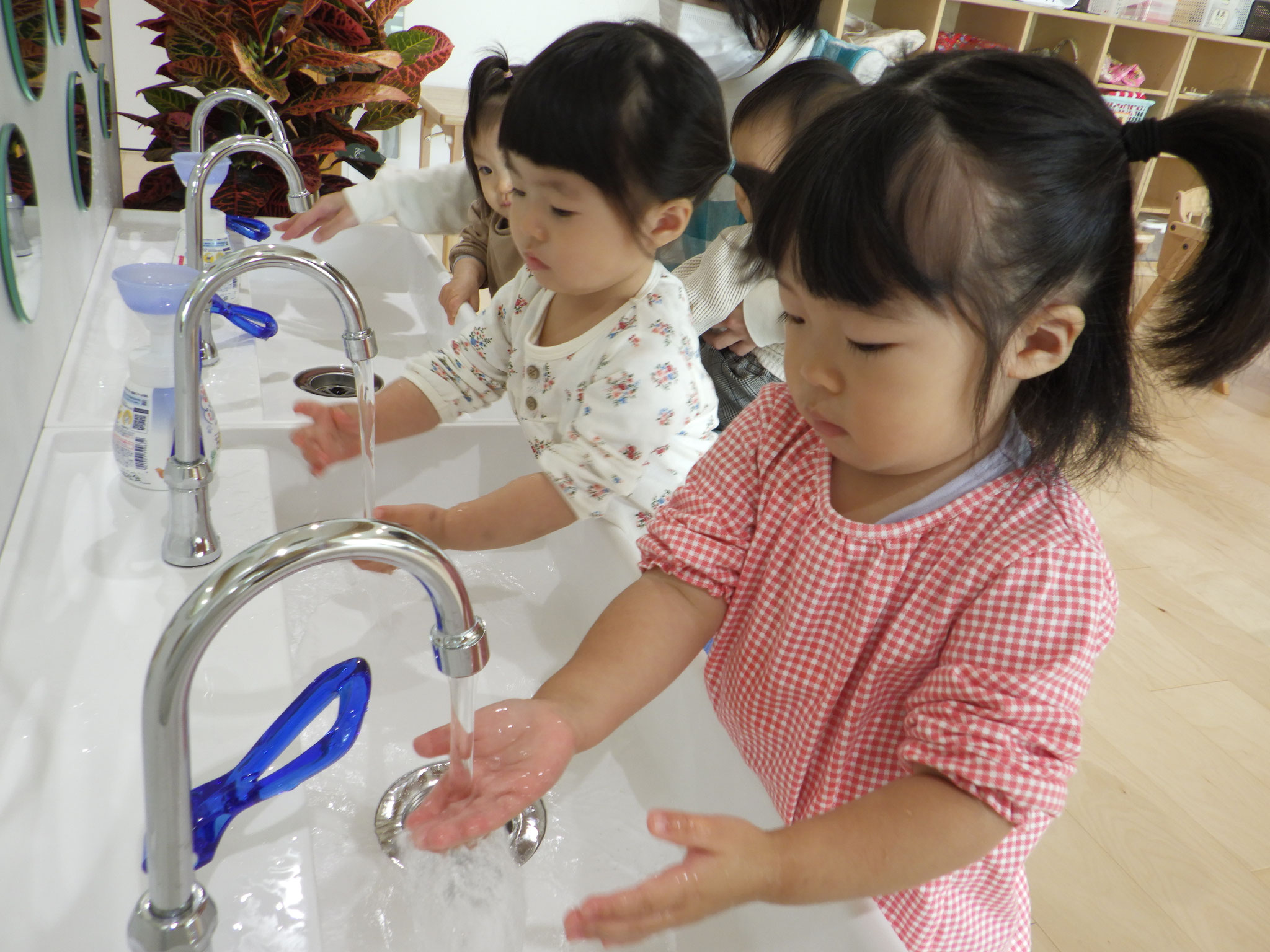 子ども達にとって魅力的な手洗い場。手洗いはみんな大好きです。