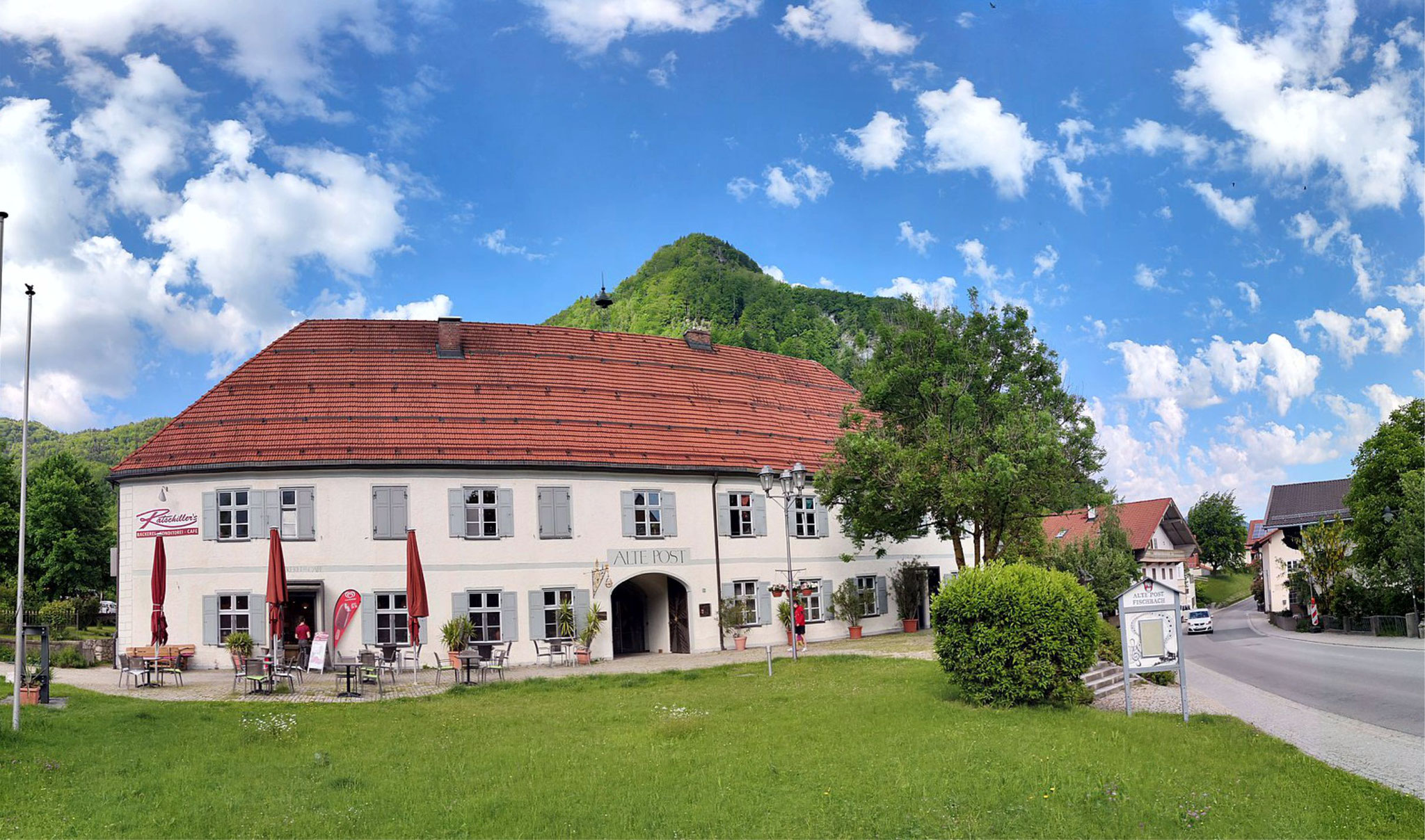 Der Blick von außen auf die historische ALTE POST in Fischbach am Inn