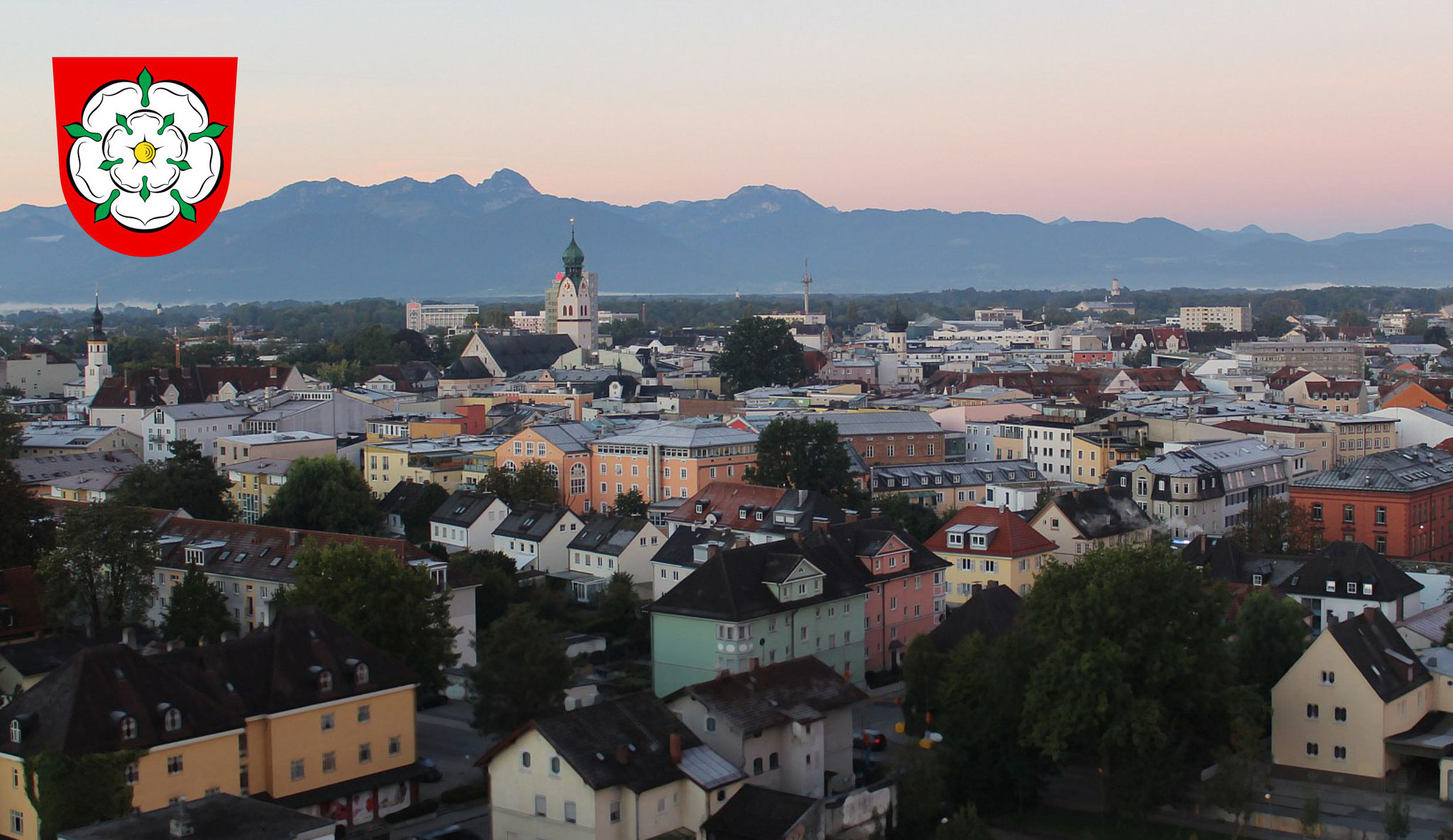 Ein Blick in die bayerischen Alpen über die schöne Stadt Rosenheim