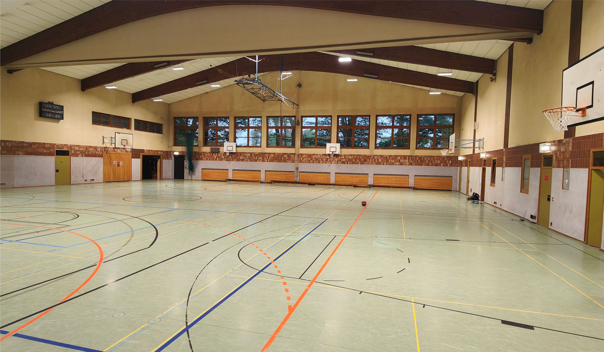 Eine große 2-fach Turnhalle bietet uns tolles Ambiente für den Seminartag