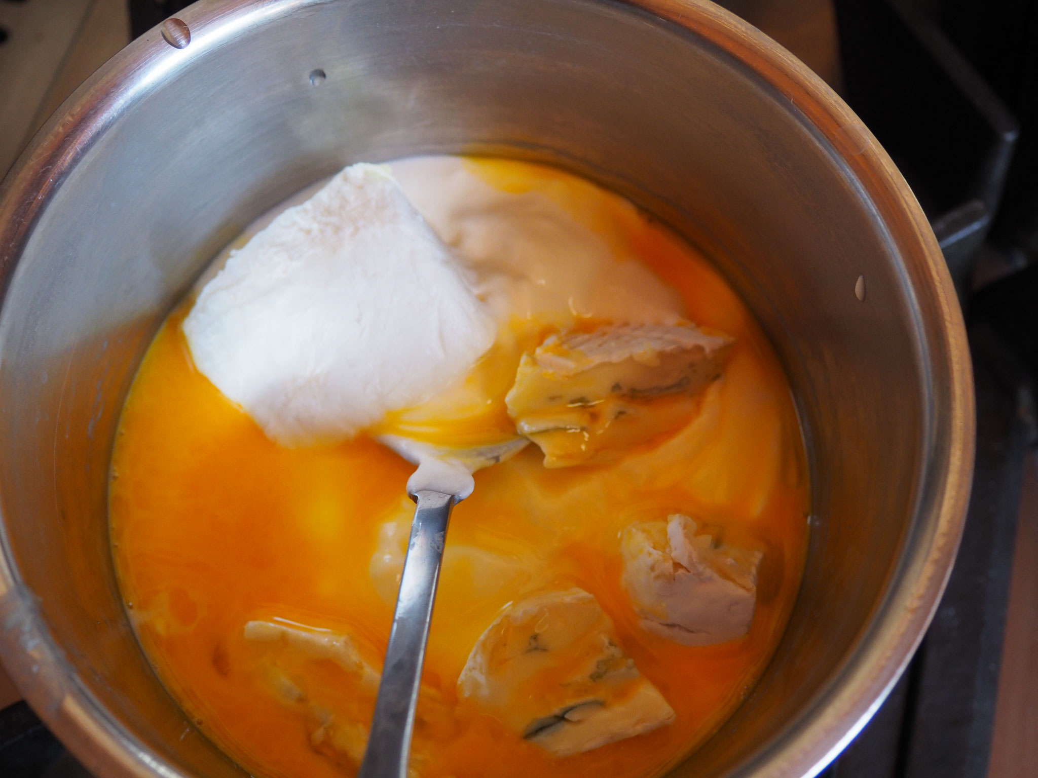 In einem kleinen Topf verrührt man bei ganz kleiner Hitze 1 Ei, Joghurt und Käse (gerne Blauschimmel) miteinander