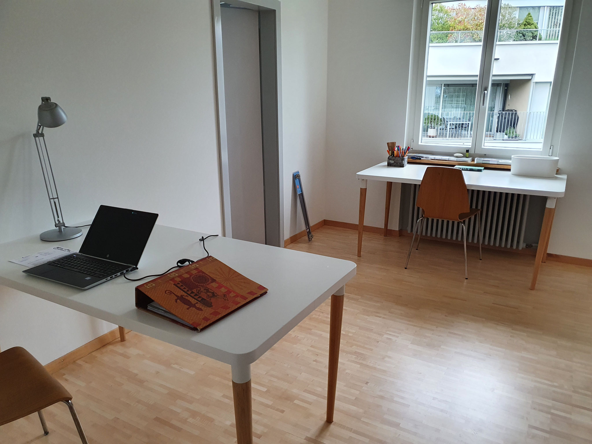 Das ehemalige Ankleidezimmer ist nun ein Büro mit zwei Arbeitsplätzen