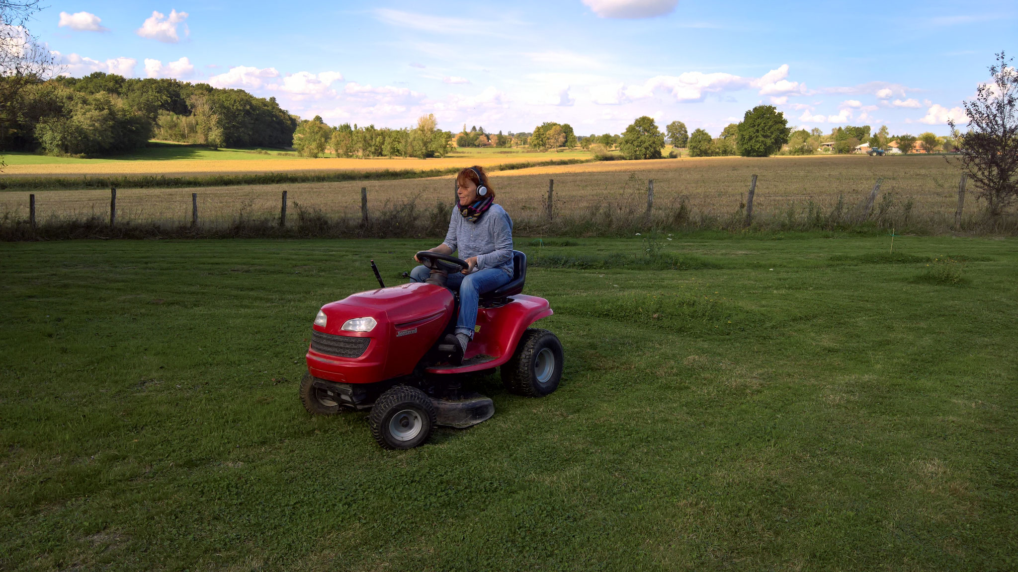 Sabine darf mal den Traktor fahren