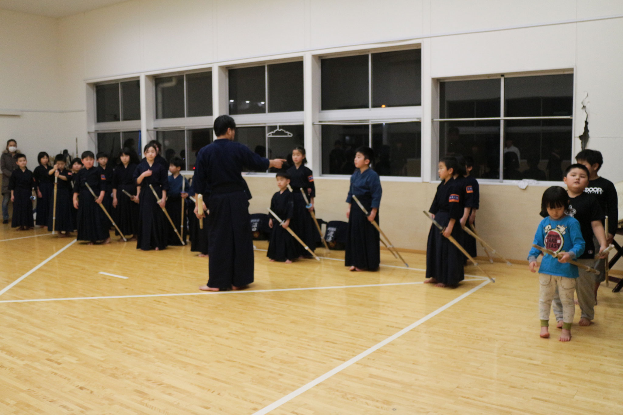 竹刀の持ち方から。