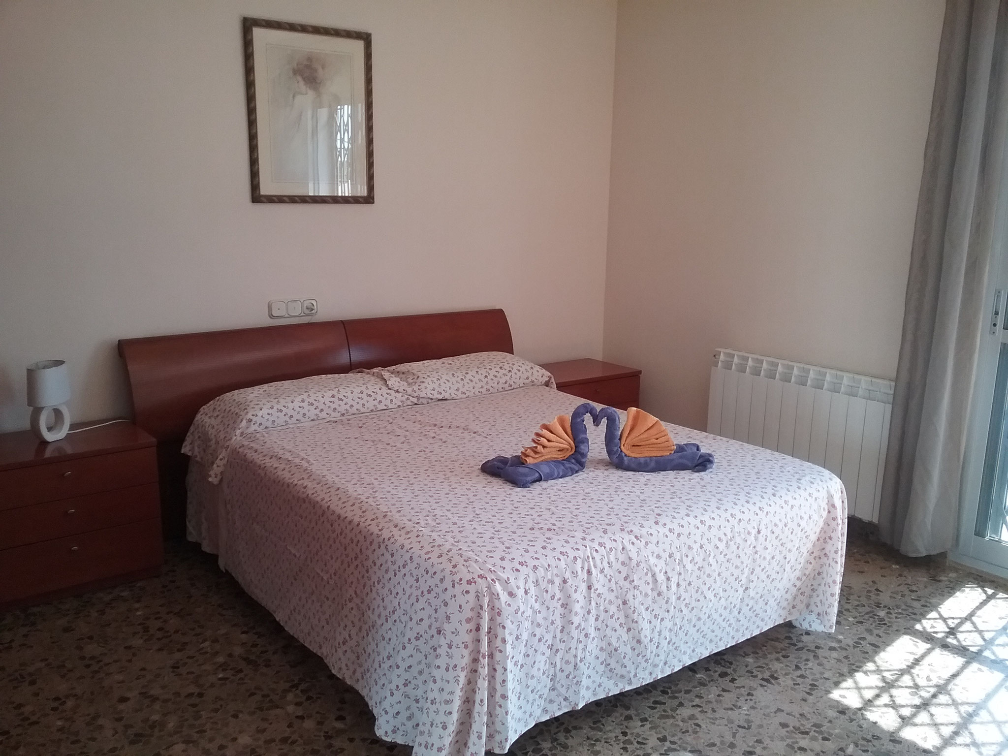 Schlafzimmer oben und Zugang zum Balkon 