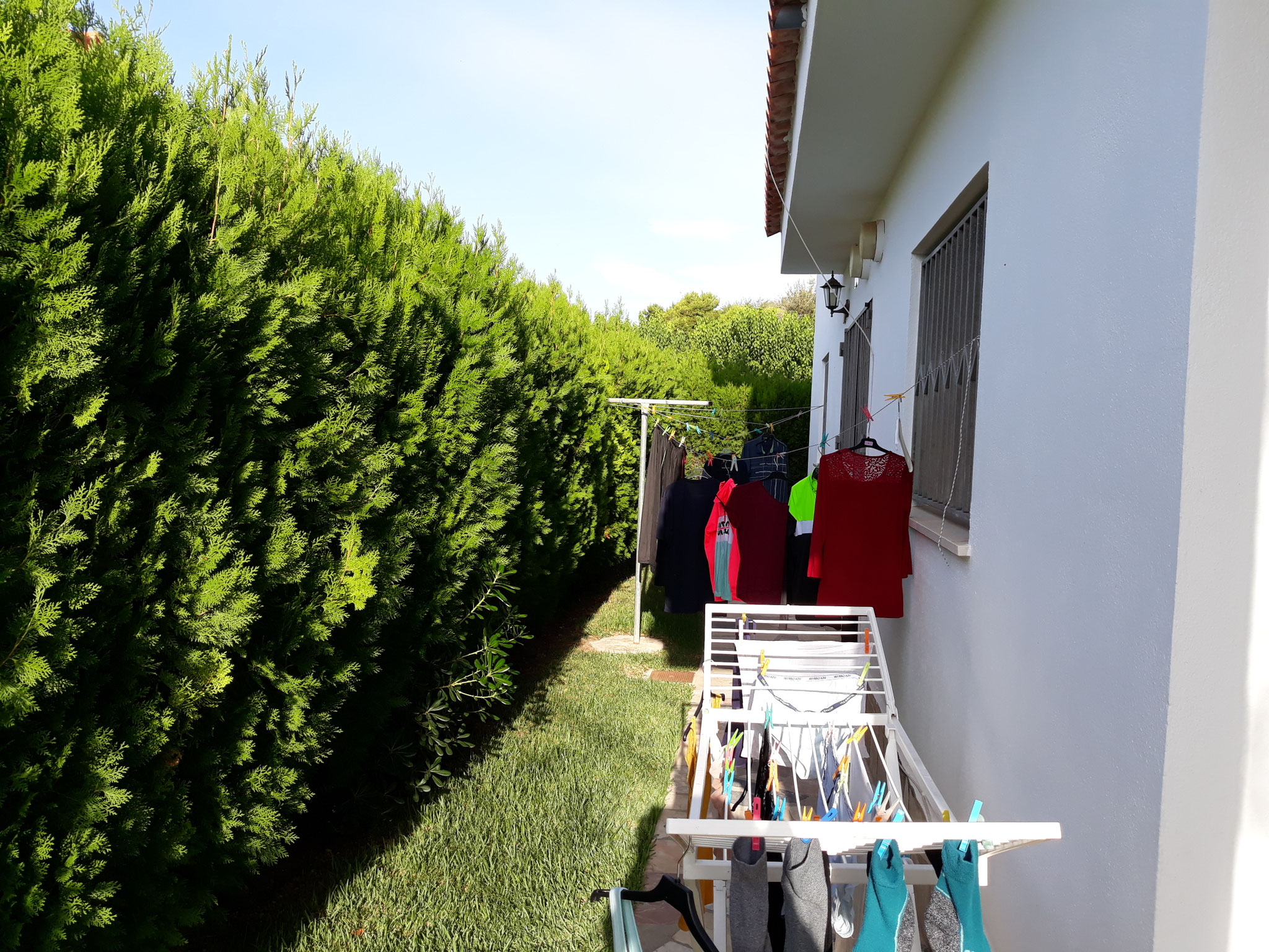 Wäsche aufhängen am Seitenausgang Küche