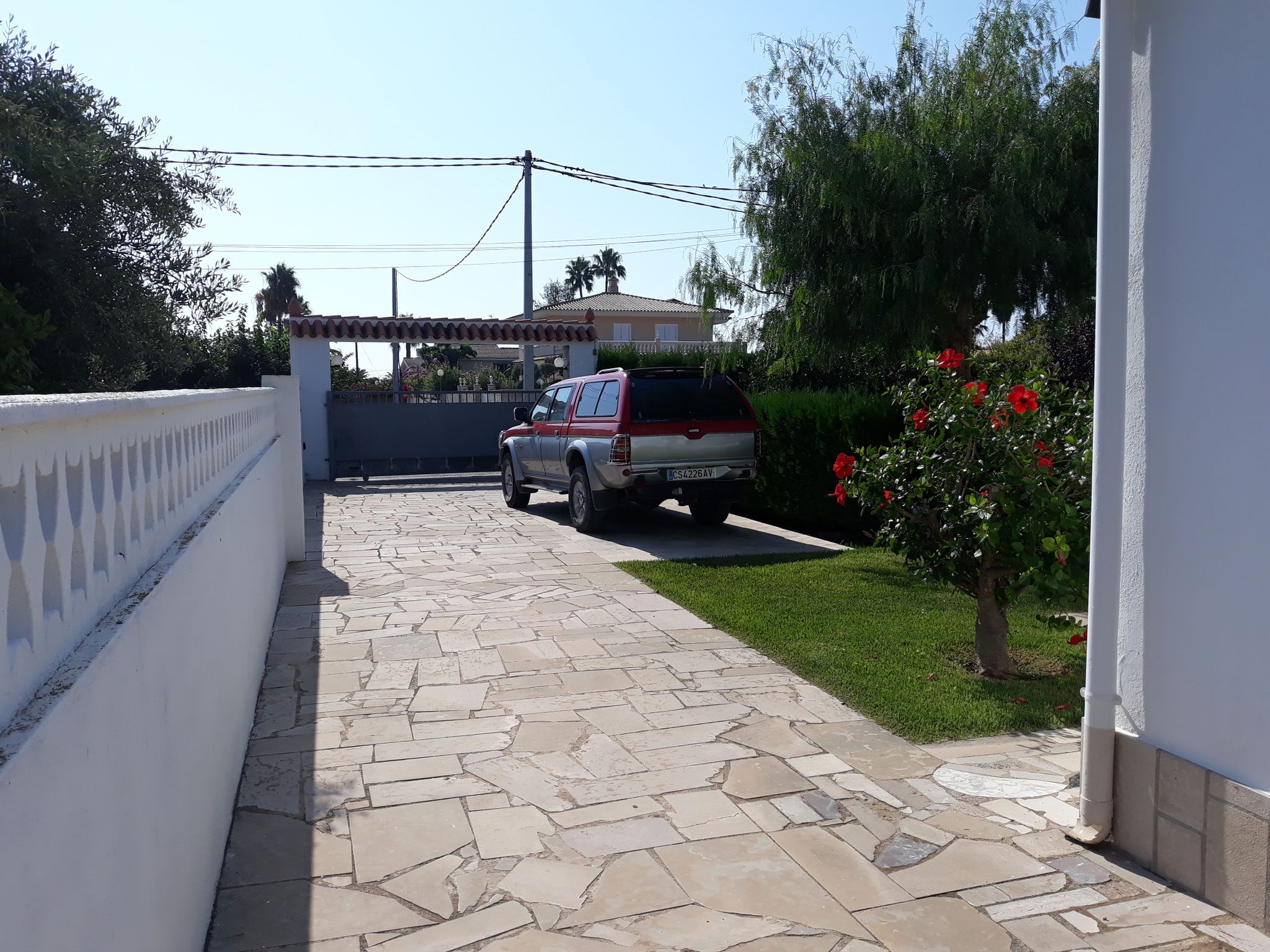 Toreinfahrt und Parkplatz