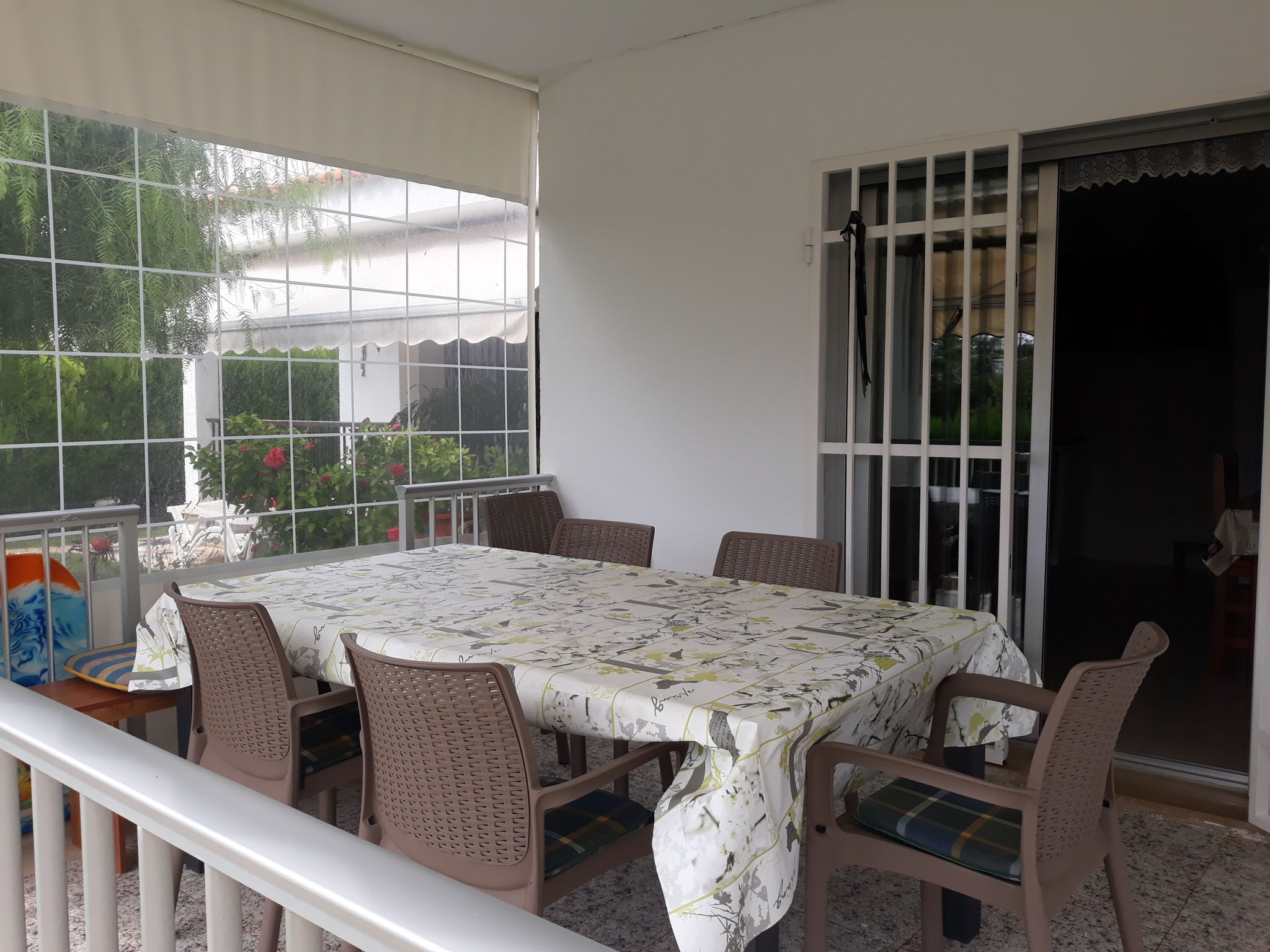 Terrasse überdacht mit Zugang zur Küche
