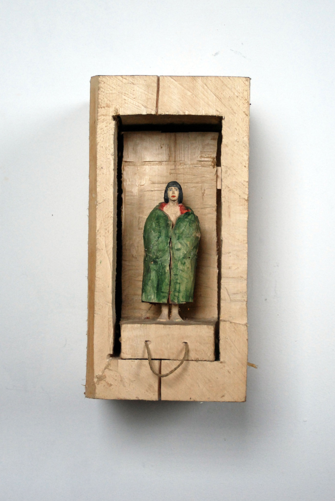 Kiste Zum Ziehen - Frau mit sich öffnendem Mantel  I  Pappelholz bemalt  I  Privatbesitz