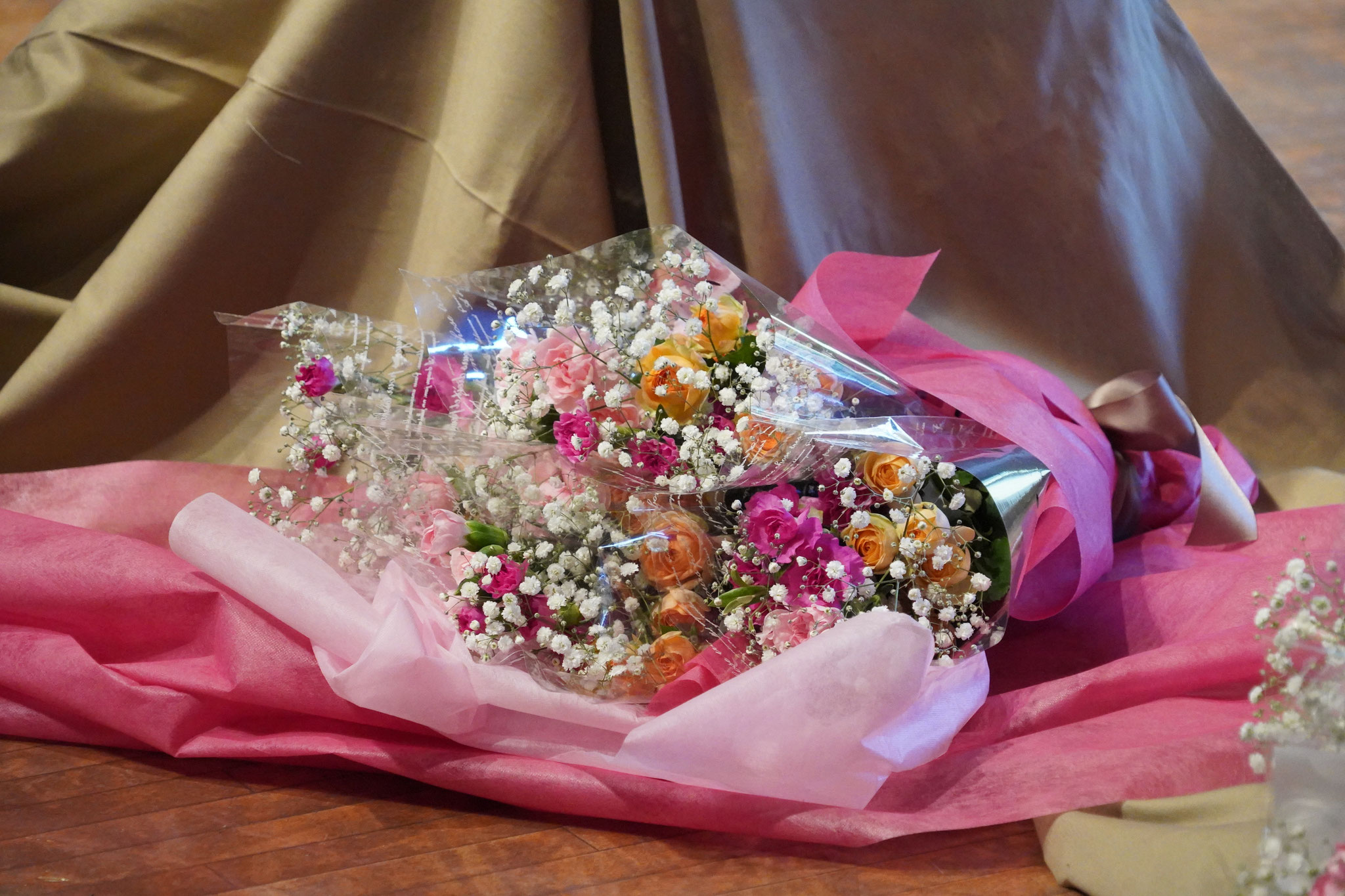 最後は、ご出演者の皆様へお祝いの花束を。