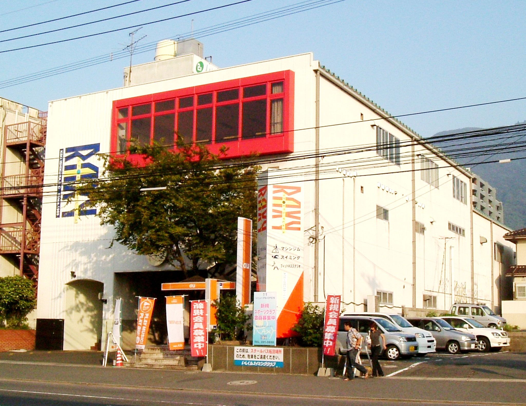 建物全景｜3号線小倉側からの写真です。建物の右側は第2駐車場です。