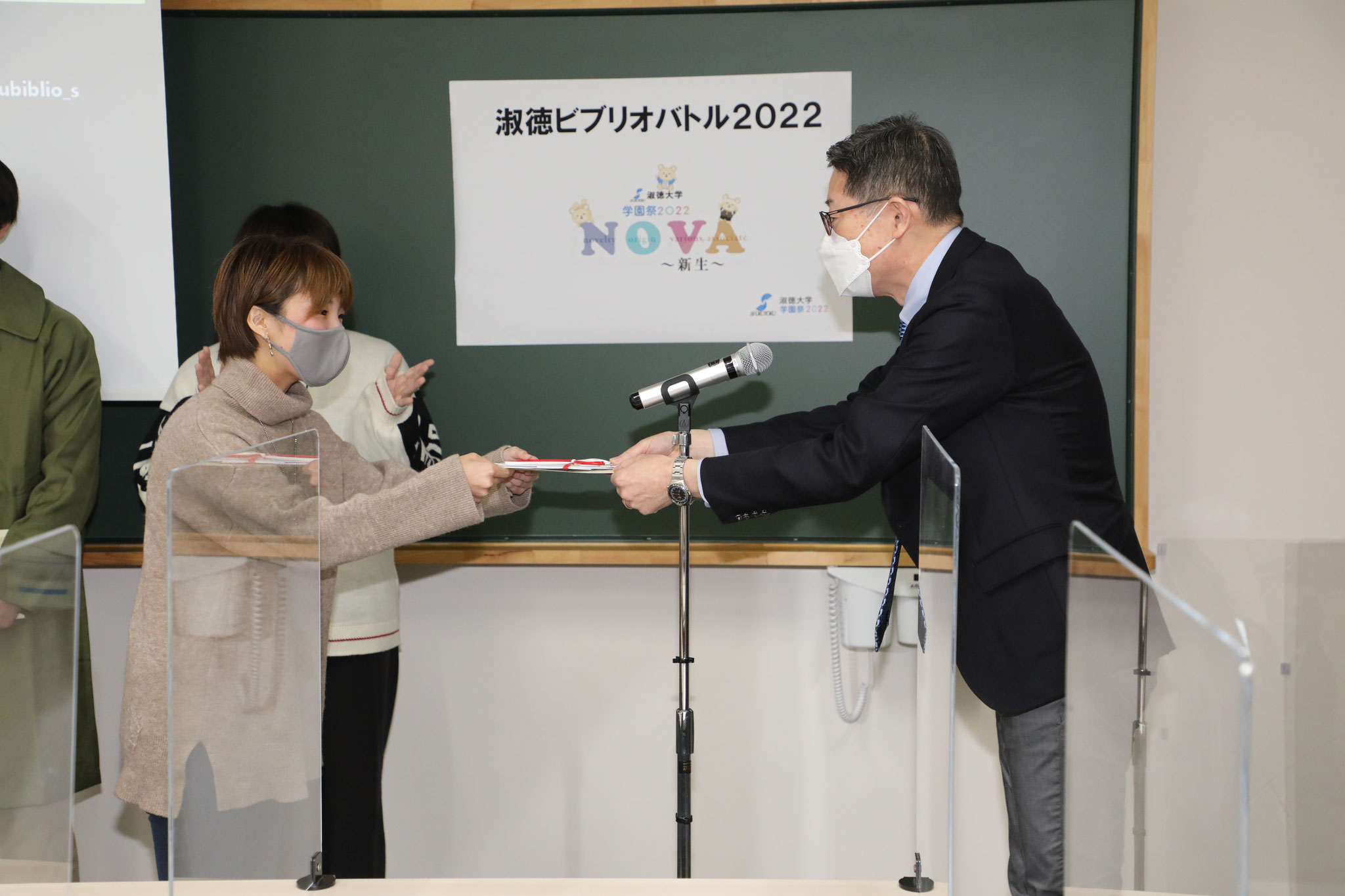 グランプリに輝いた東京キャンパス代表井坂さんへ、学長より賞状を賞品が授与されました。
