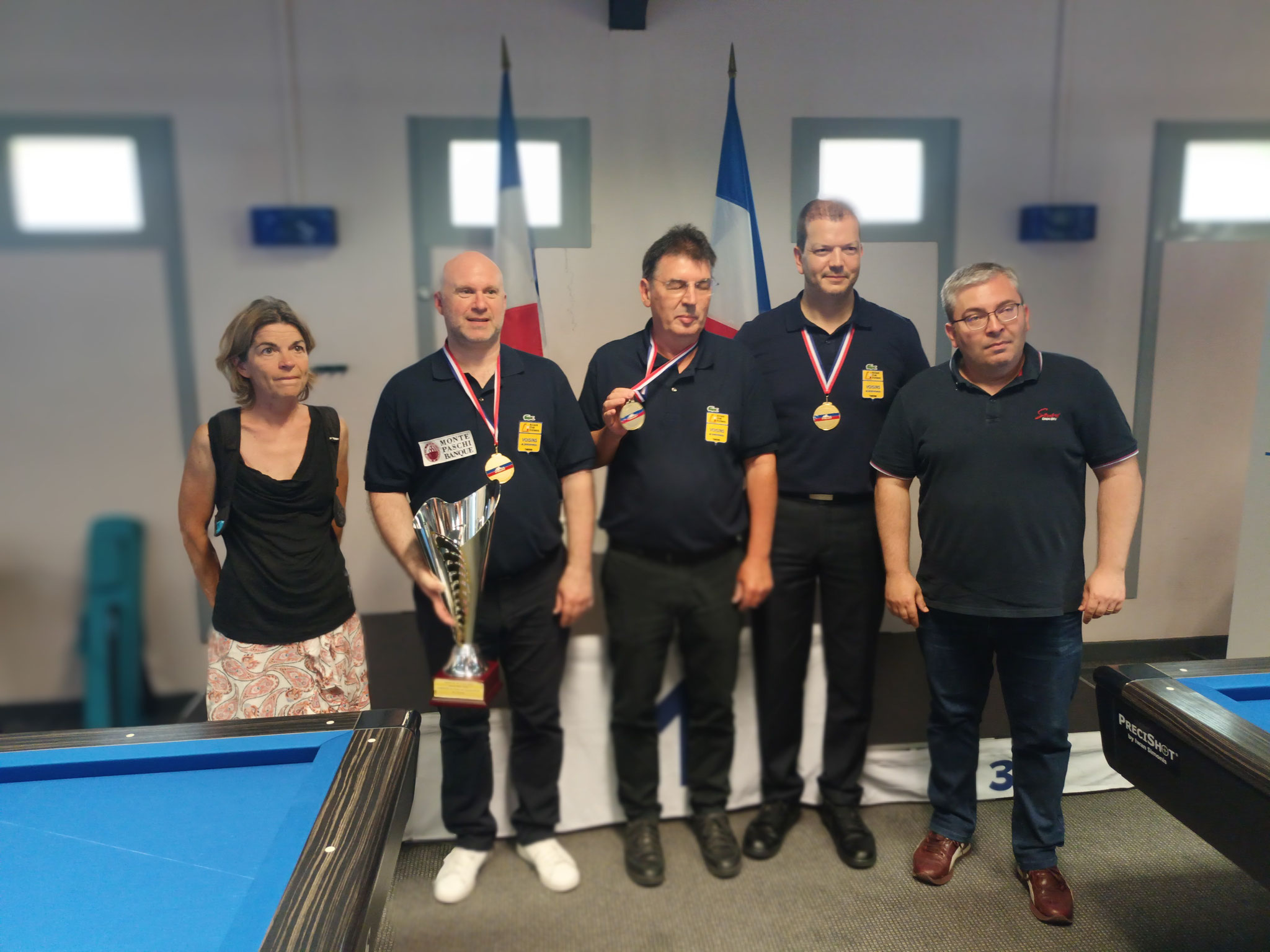 L'équipe de Voisins championne de France et les représentants de la mairie. 