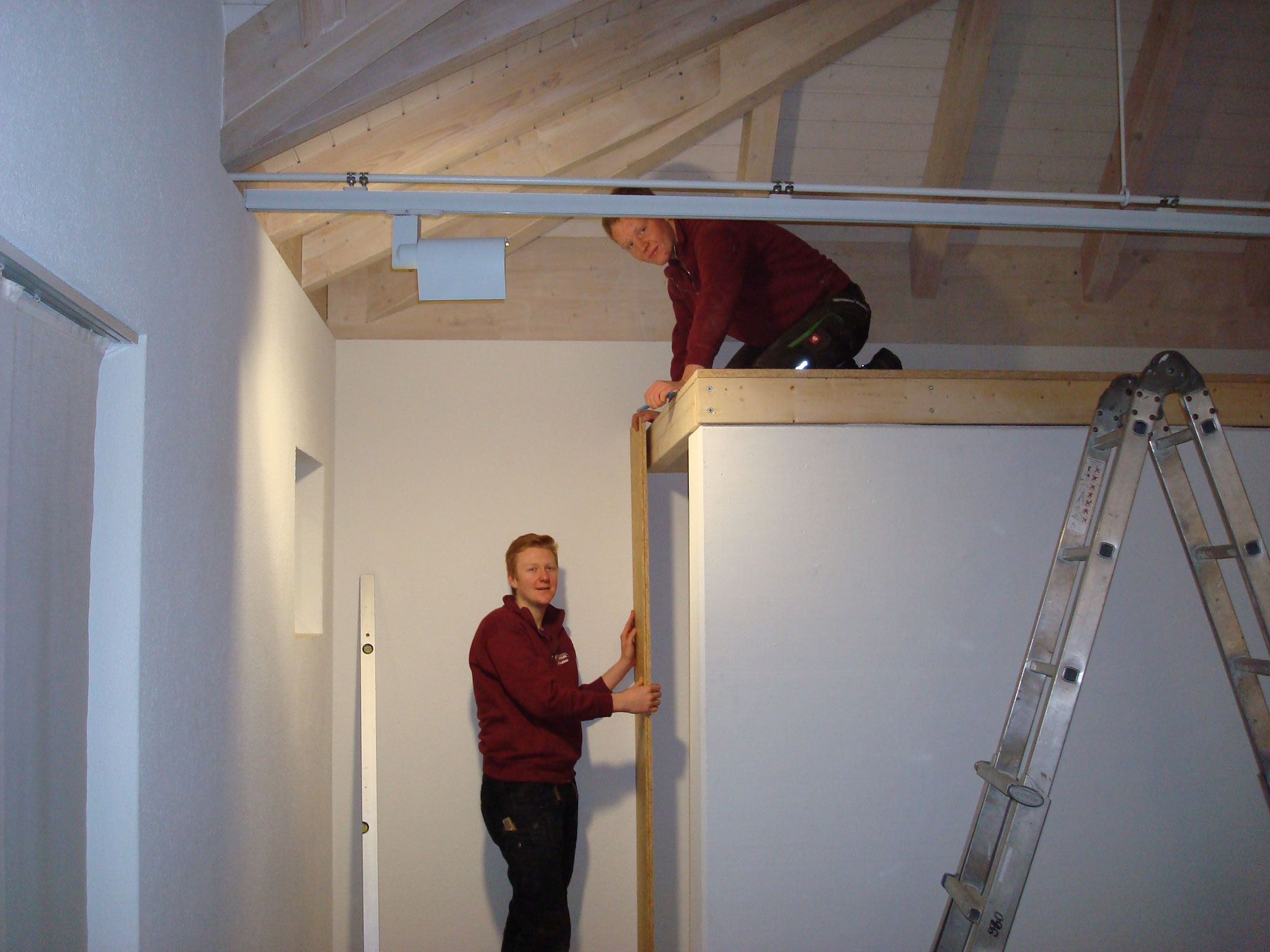 Die Lernenden von Dettling Holzbau beim Einbauen des Werkstattbodens.