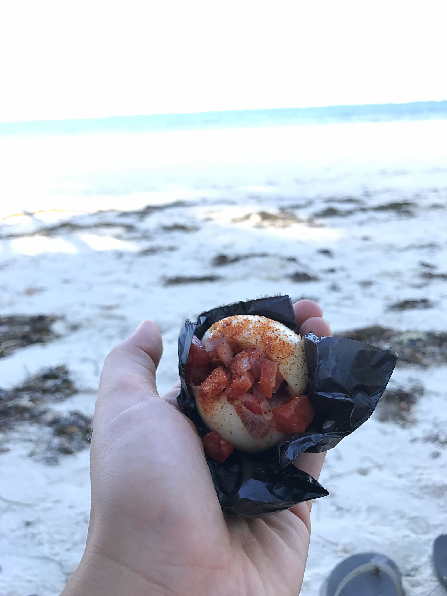 Leckerer Snack vom fliegenden Verkäufer am Strand / Delicious street food at the beach