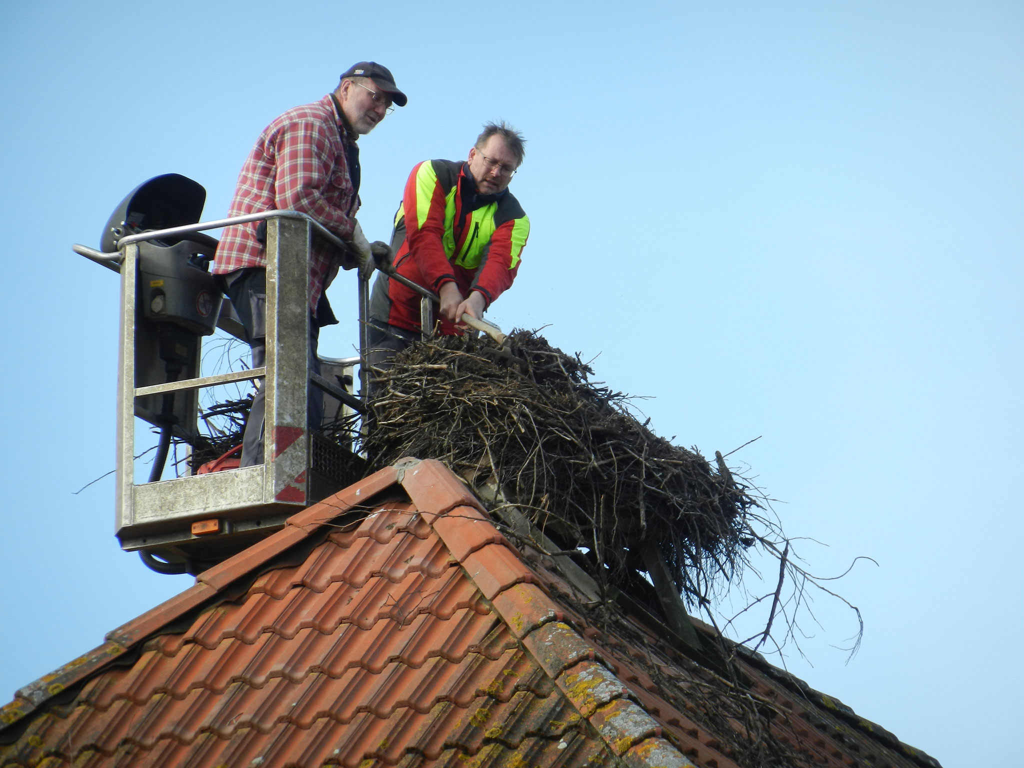 Das Material aus dem schiefen Nest auf dem Dach der Freiwilligen Feuerwehr wird eimerweise abgetragen