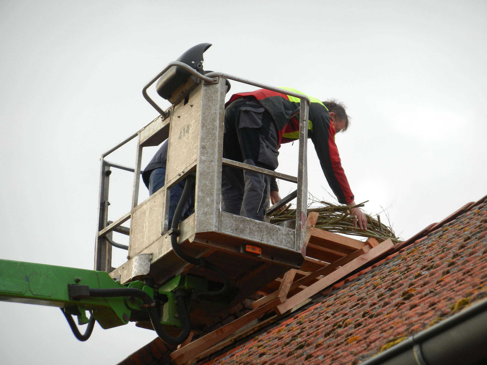 Aufsetzen eines neuen Kranzes