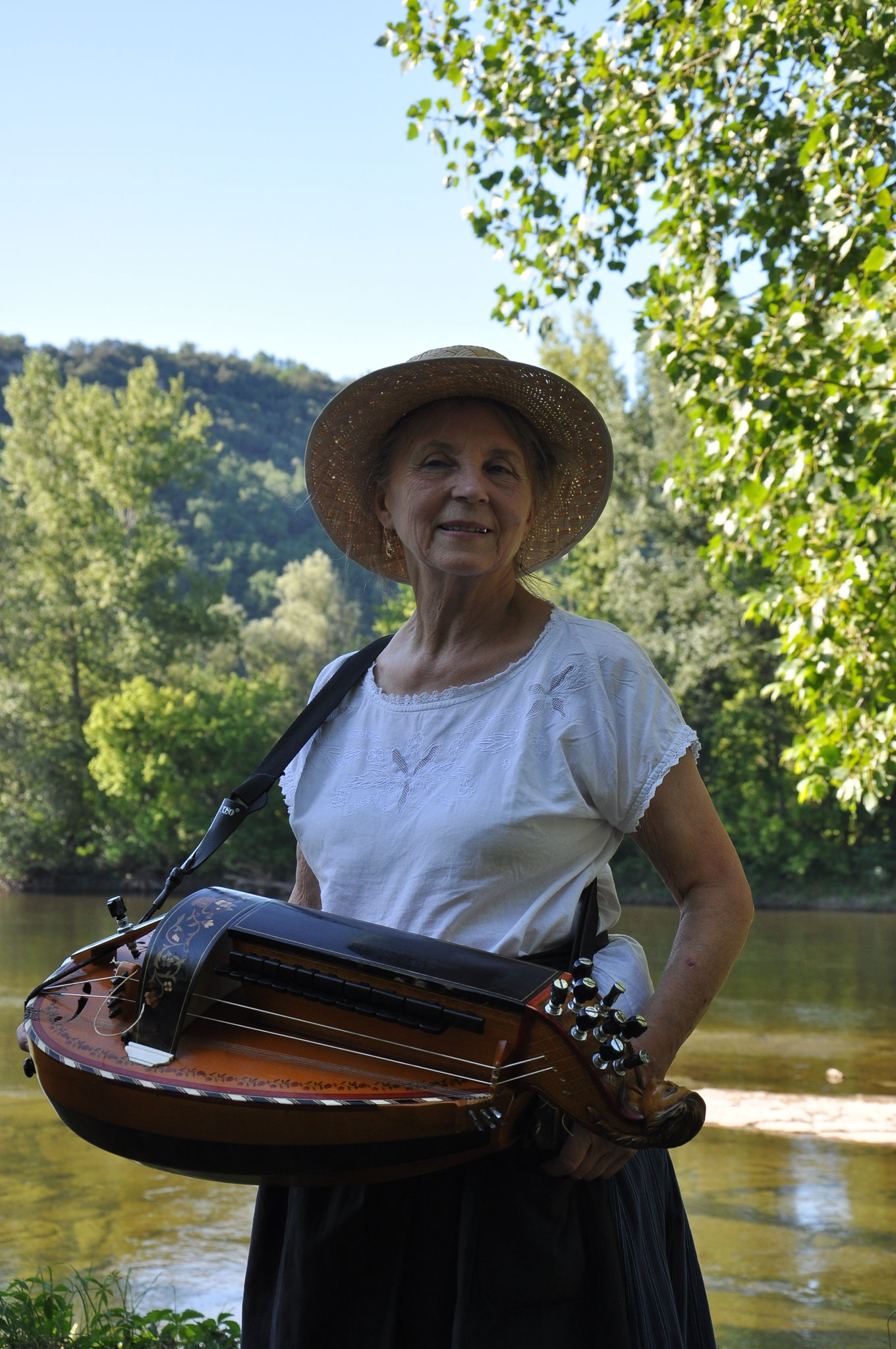 Groupe folklorique les ménestrels sarladais, musiciens et chanteurs de folklore, les instruments traditionnel l'accordéon diatonique et chromatique la vielle, les costumes traditionnel du Périgord noir, 