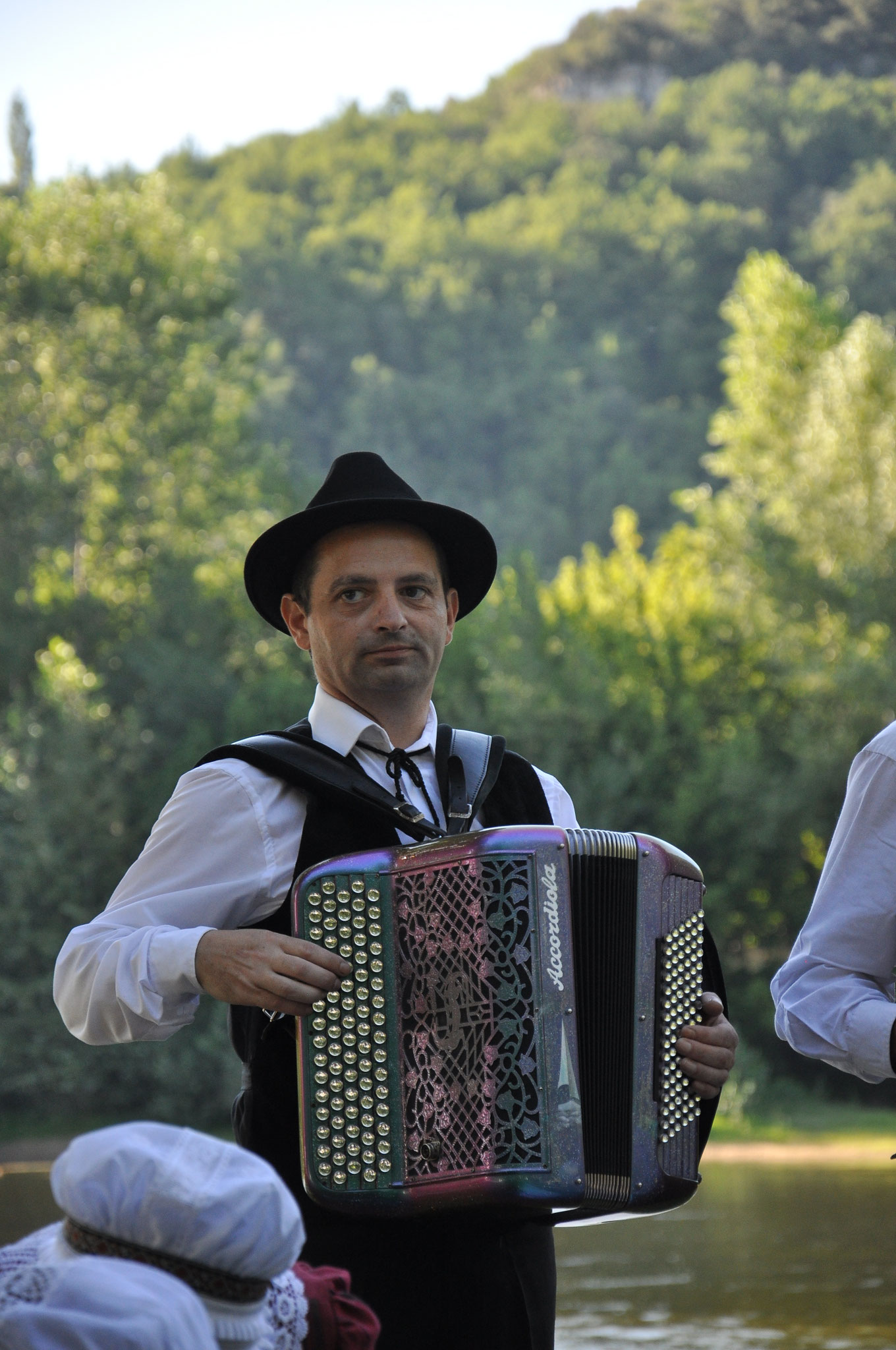 Groupe folklorique les ménestrels sarladais, musiciens et chanteurs de folklore, les instruments traditionnel l'accordéon diatonique et chromatique la vielle, les costumes traditionnel du Périgord noir, 