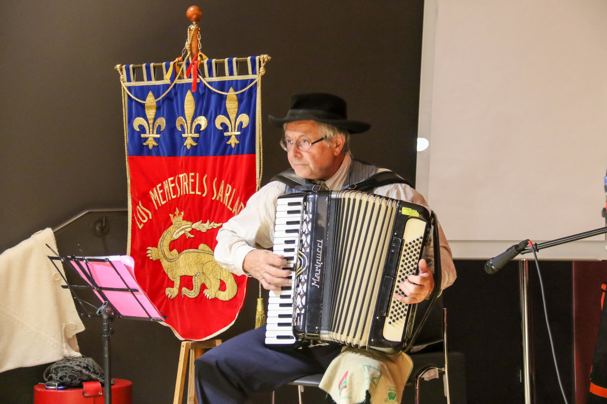 Groupe folklorique les ménestrels sarladais, musiciens et chanteurs de folklore, les instruments traditionnel l'accordéon diatonique et chromatique la vielle, les costumes traditionnel du Périgord noir, 