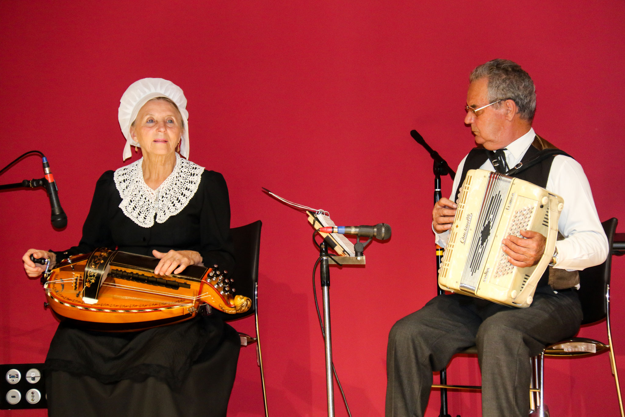 Groupe folklorique les ménestrels sarladais, musiciens et chanteurs de folklore, les instruments traditionnel l'accordéon diatonique et chromatique la vielle, les costumes traditionnel du Périgord noir, 