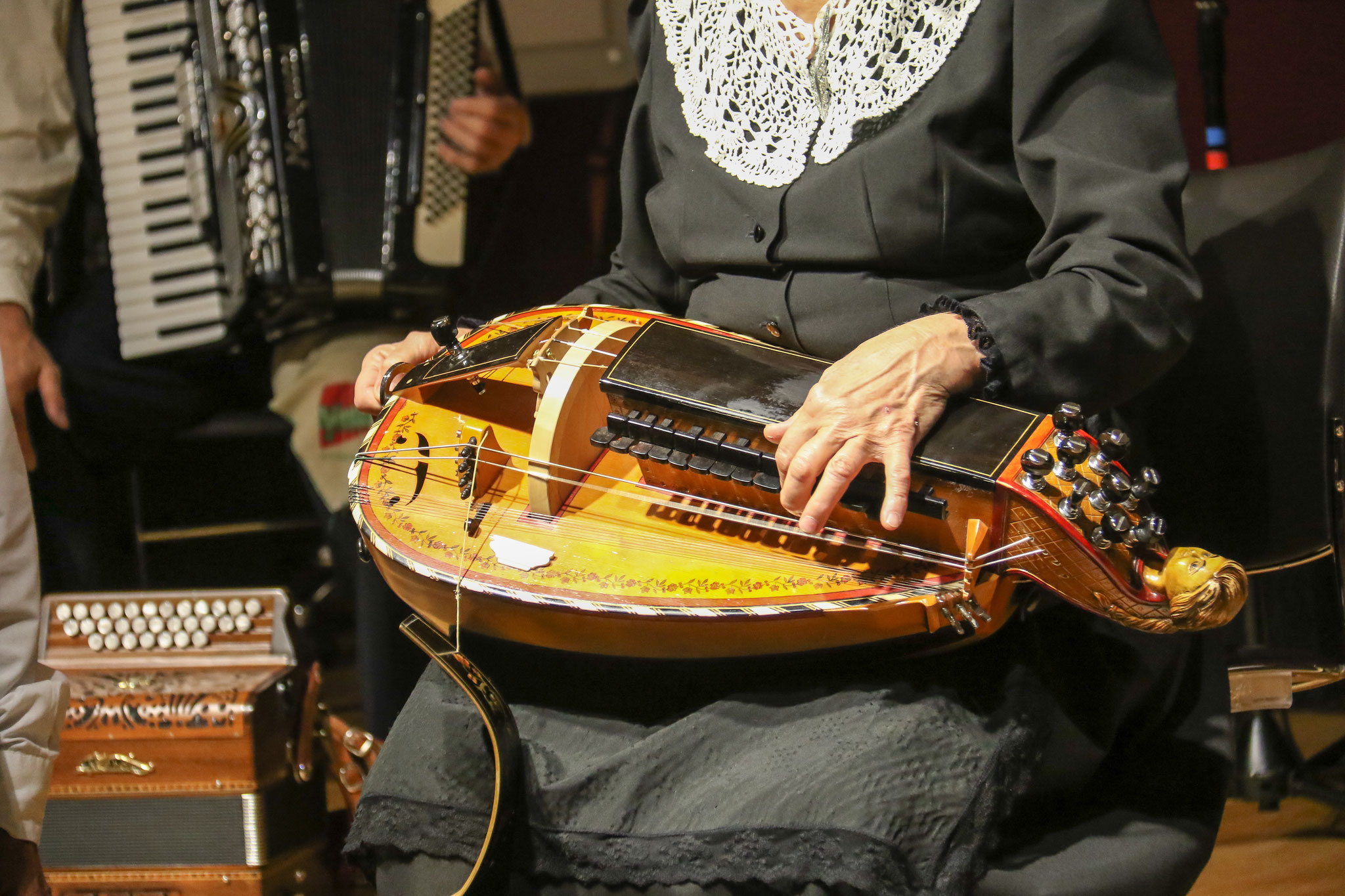 instruments traditionnels ménestrels sarladais cabrette accordéon vielle diatonique Groupe folklorique de sarlat