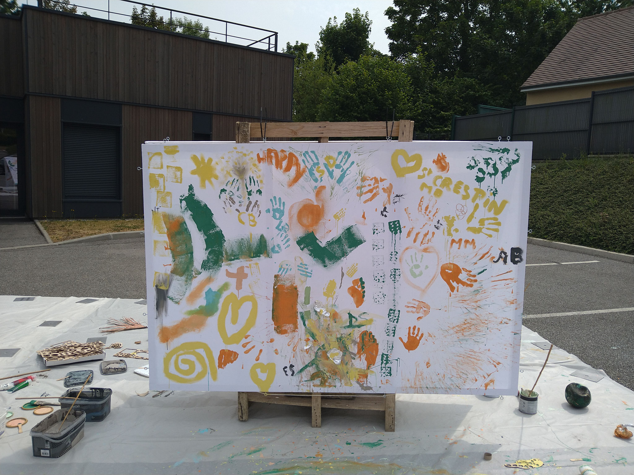 "Empreinte" oeuvre collective réalisée avec le public près de Mediscie à Saint-Crespin - 2023 acrylique sur drap de coton recyclé  2mx1m50