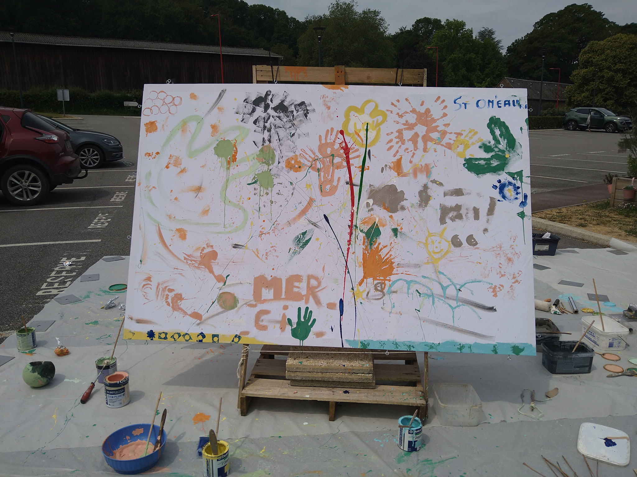 "Empreinte" oeuvre collective réalisée avec le public près de Mediscie à Saint-Crespin - 2023 acrylique sur drap de coton recyclé  2mx1m50