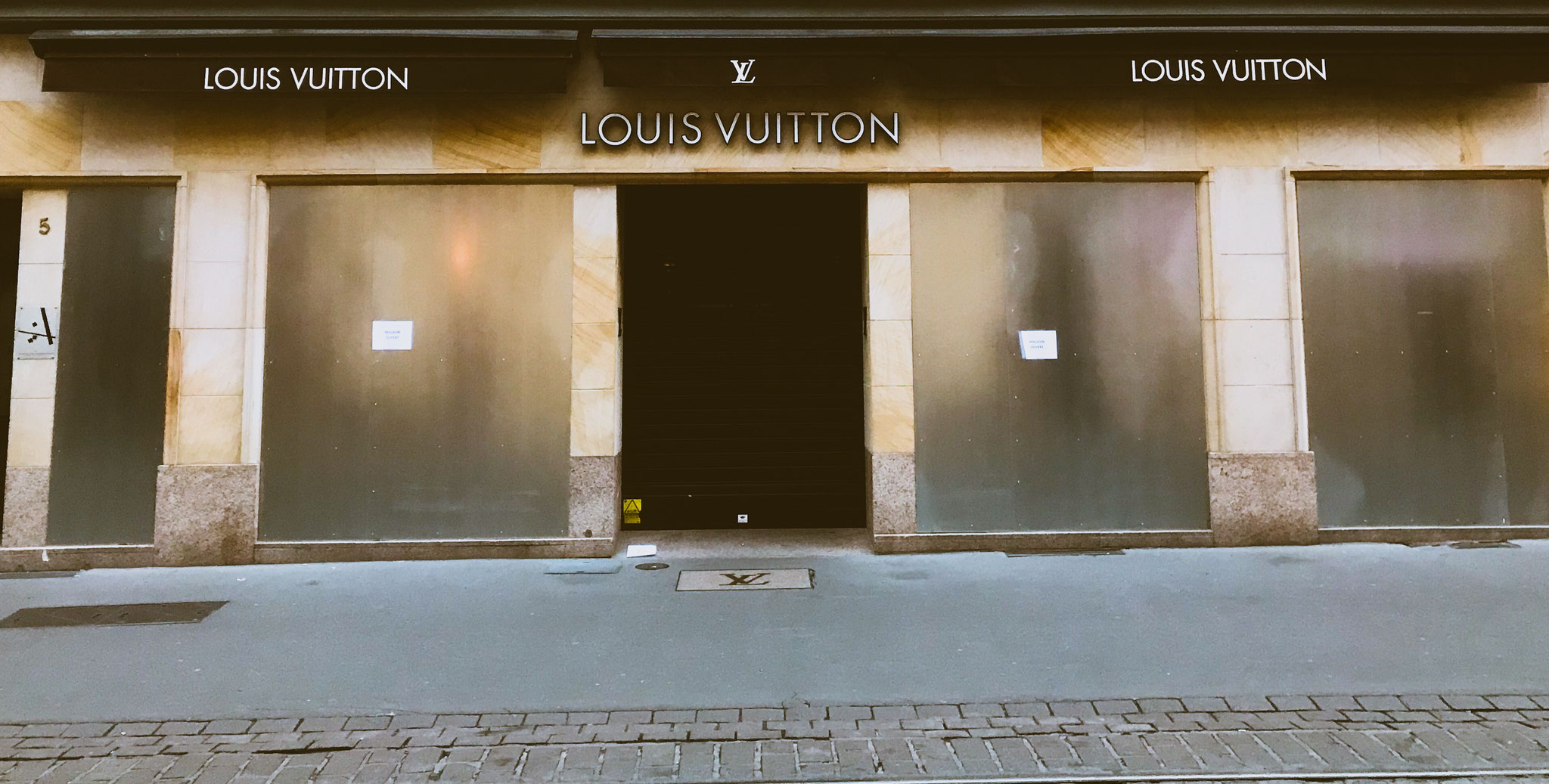 Louis Vuitton Ladenfront während Demo in Straßburg / Louis Vuitton closed storefront Straßburg