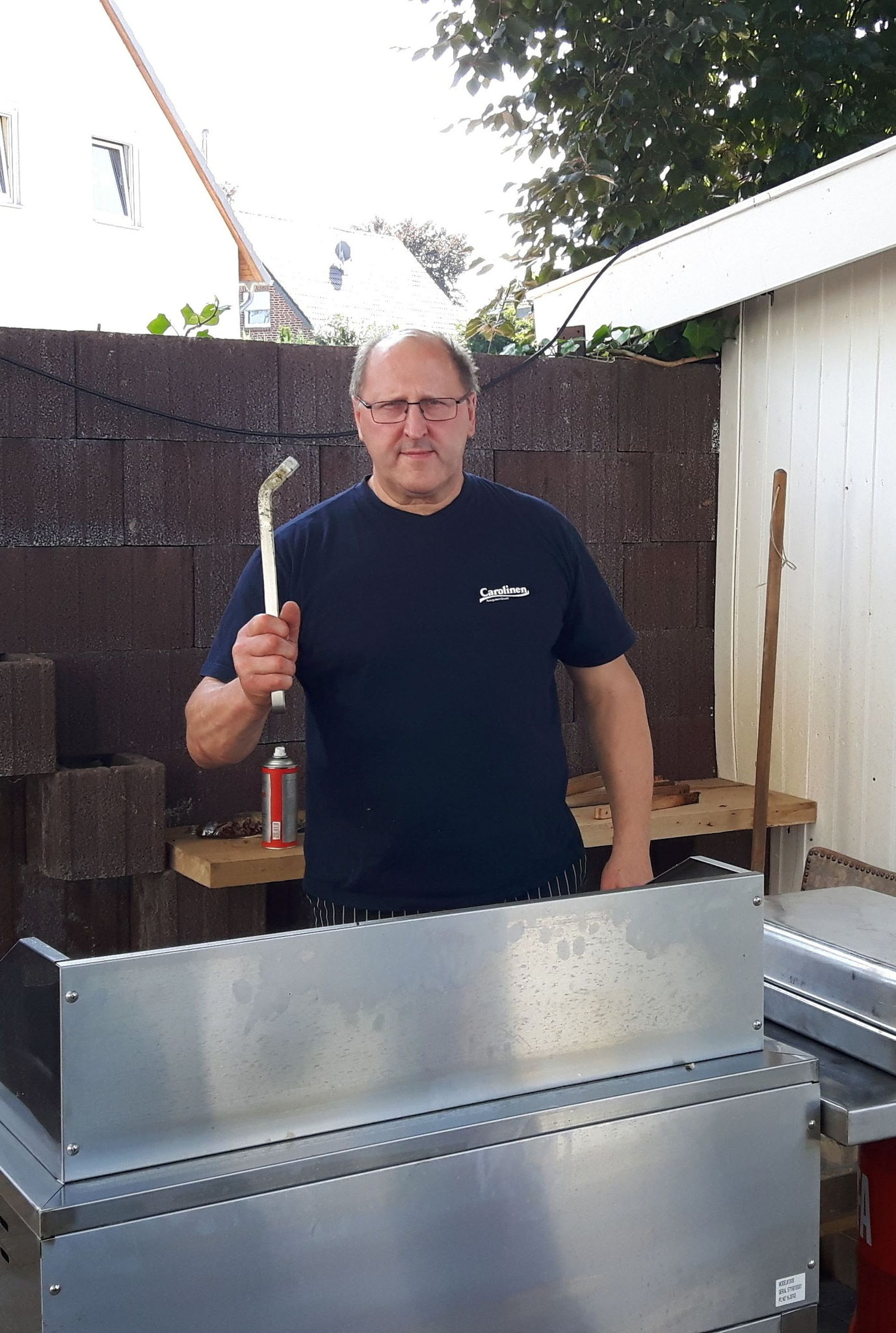 Der Chef, Herr Plottke, selbst am Grill.