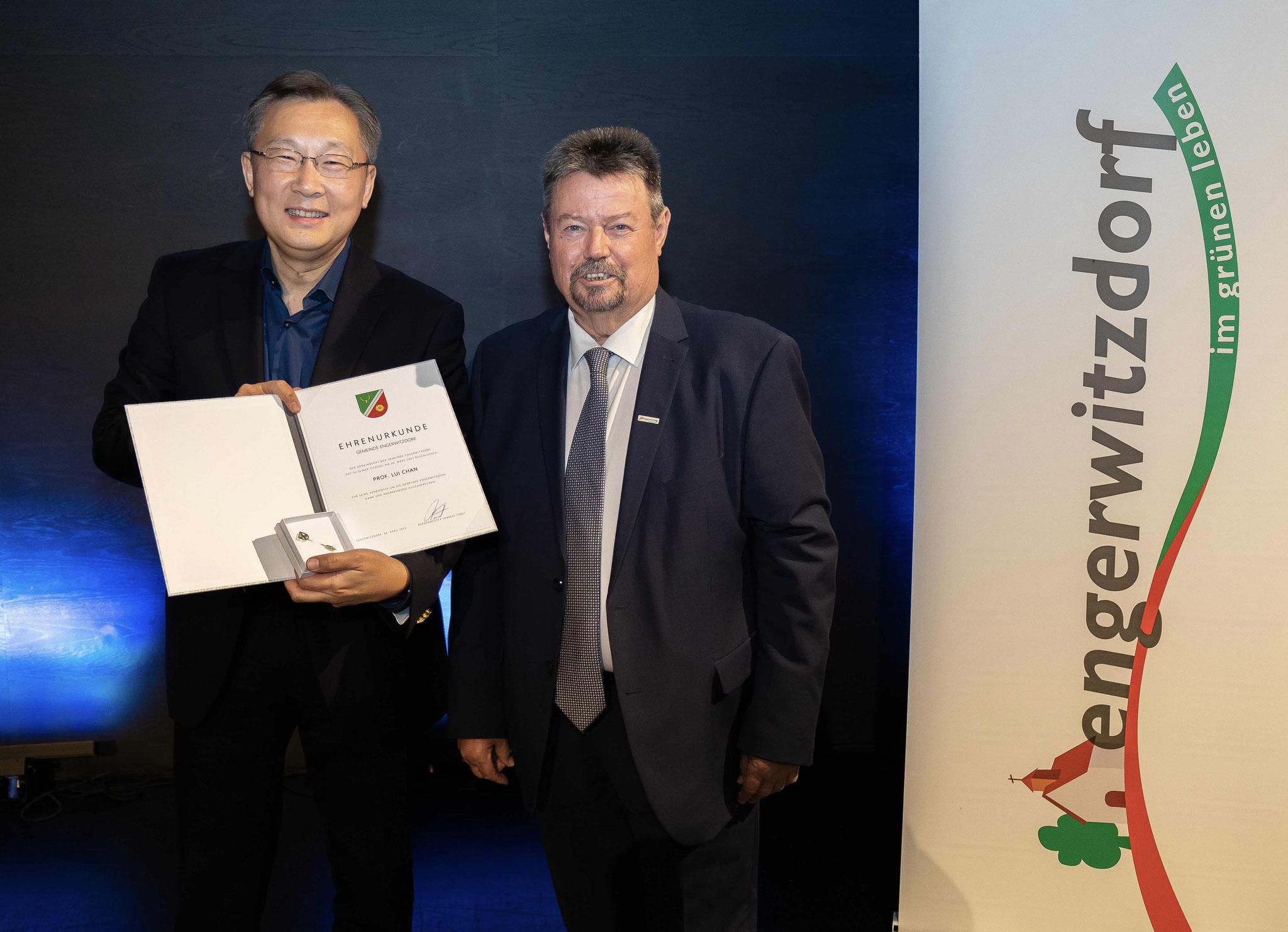 Prof. Lui Chan wurde am 28. April 2023 als künstlerischer Leiter der Reihe Lui Chan’s 1. Klassik im Kulturhaus Schöffl von Heinz Fürst, Bürgermeister der Gemeinde Engerwitzdorf, mit der Ehrennadel in Gold ausgezeichnet.