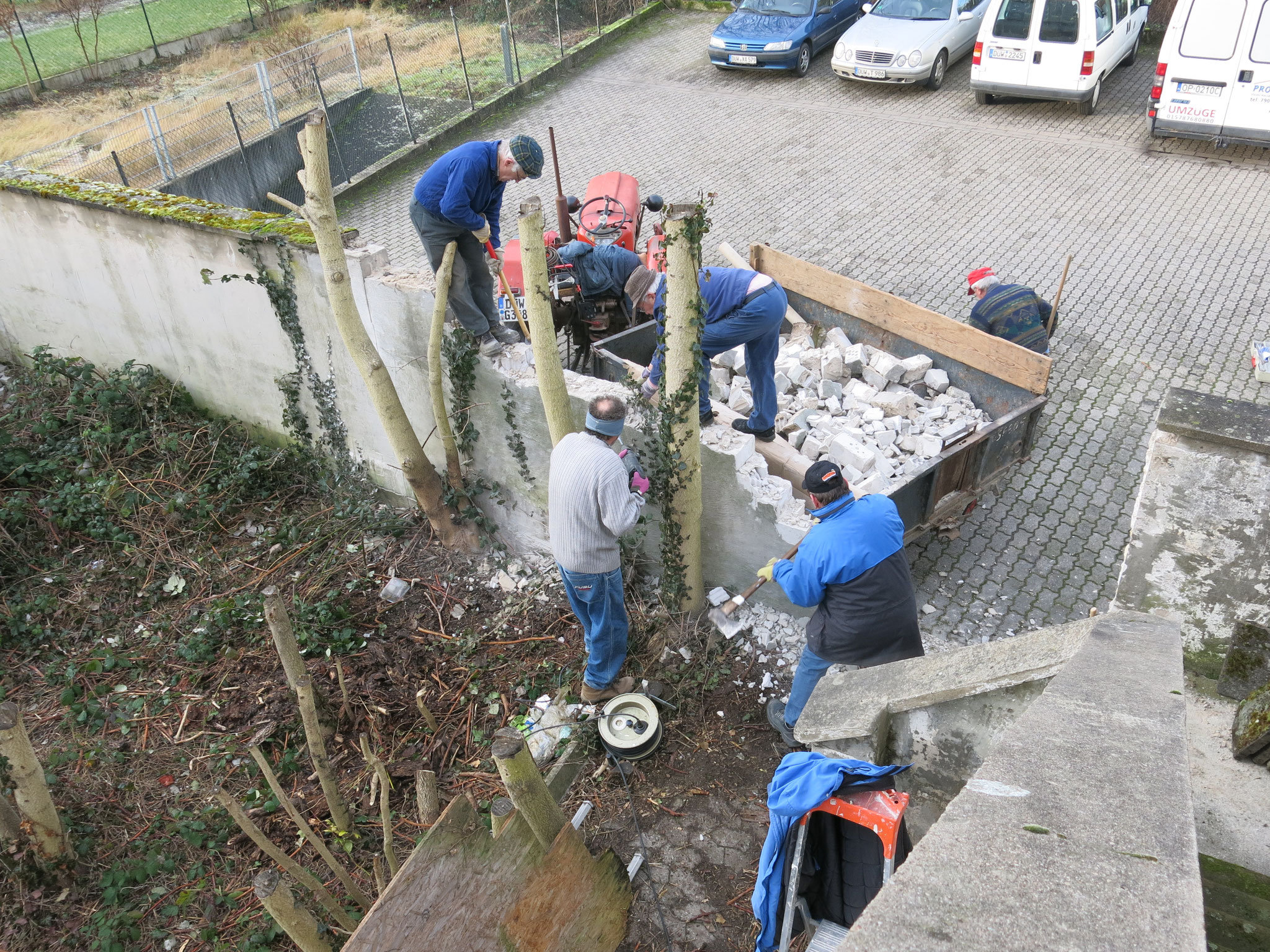 Januar 2014: Der Mauer-Durchbruch wird vergrößert, um den Abtransport und die Zufahrt mit Maschinen zu erleichtern.