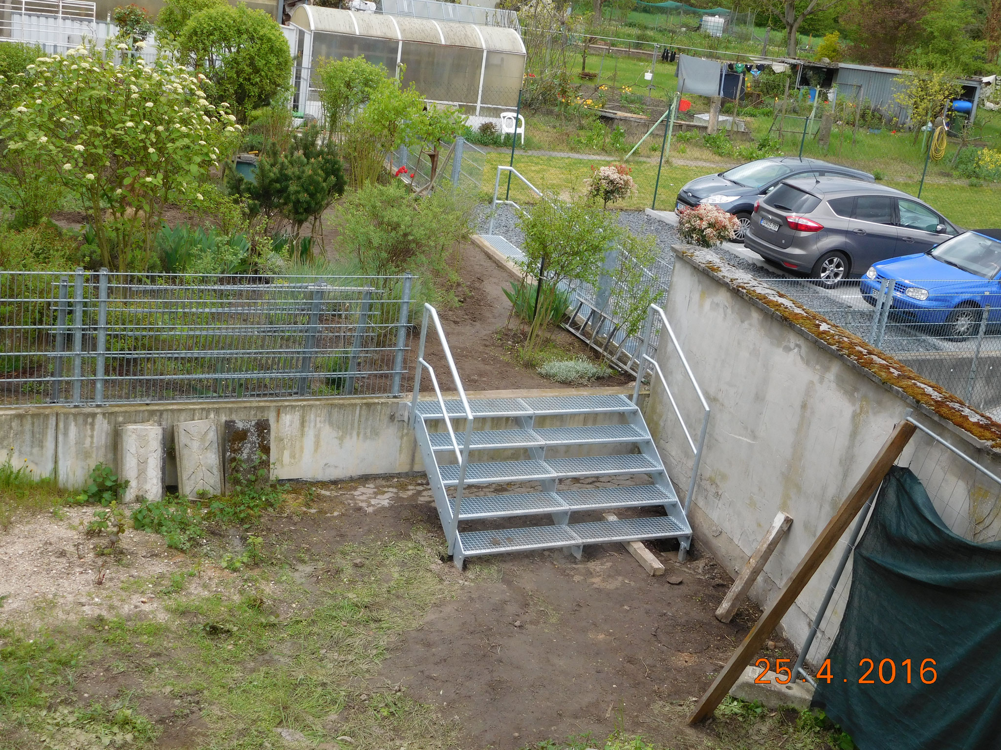 Erst im April 2016 wurde eine Lösung für den Fluchtweg gefunden. Der Fluchtweg führt über das südliche Nachbargrundstück und im Bild sieht man die ersten Treppen zum Nachbarn.