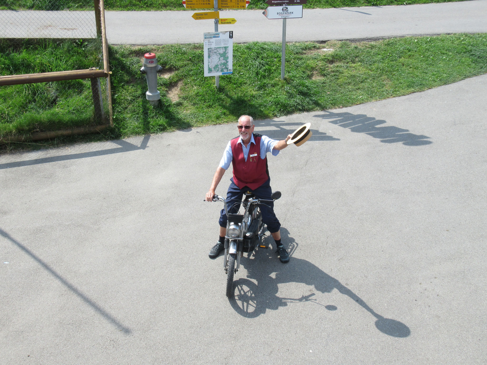 "Gruppenchef" Hans Schmid kommt mit geliehenem MOFA zum Mittagessen: