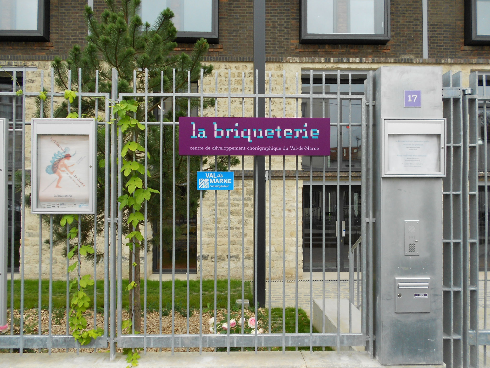 la Briqueterie / côté rue : accès      © in-folio paysagistes