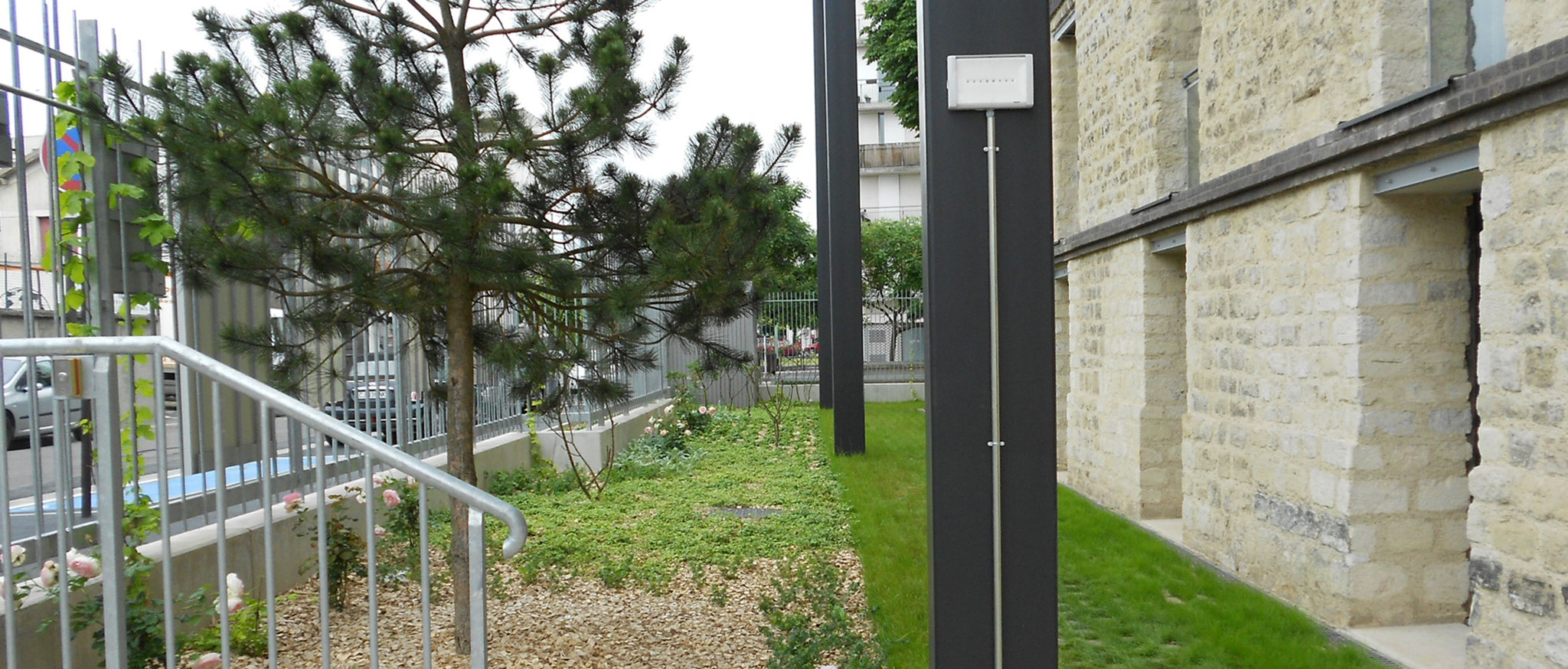 "La Briqueterie" centre chorégraphique à Vitry sur Seine / jardins et accès