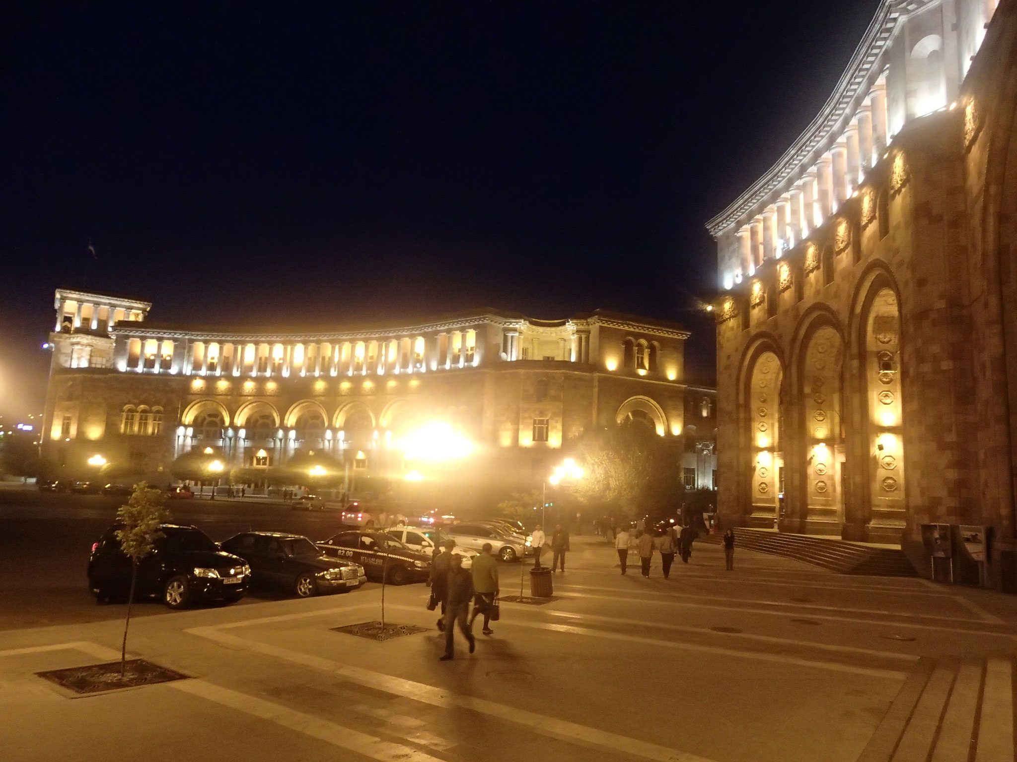 首都の共和国広場（夜の風景）